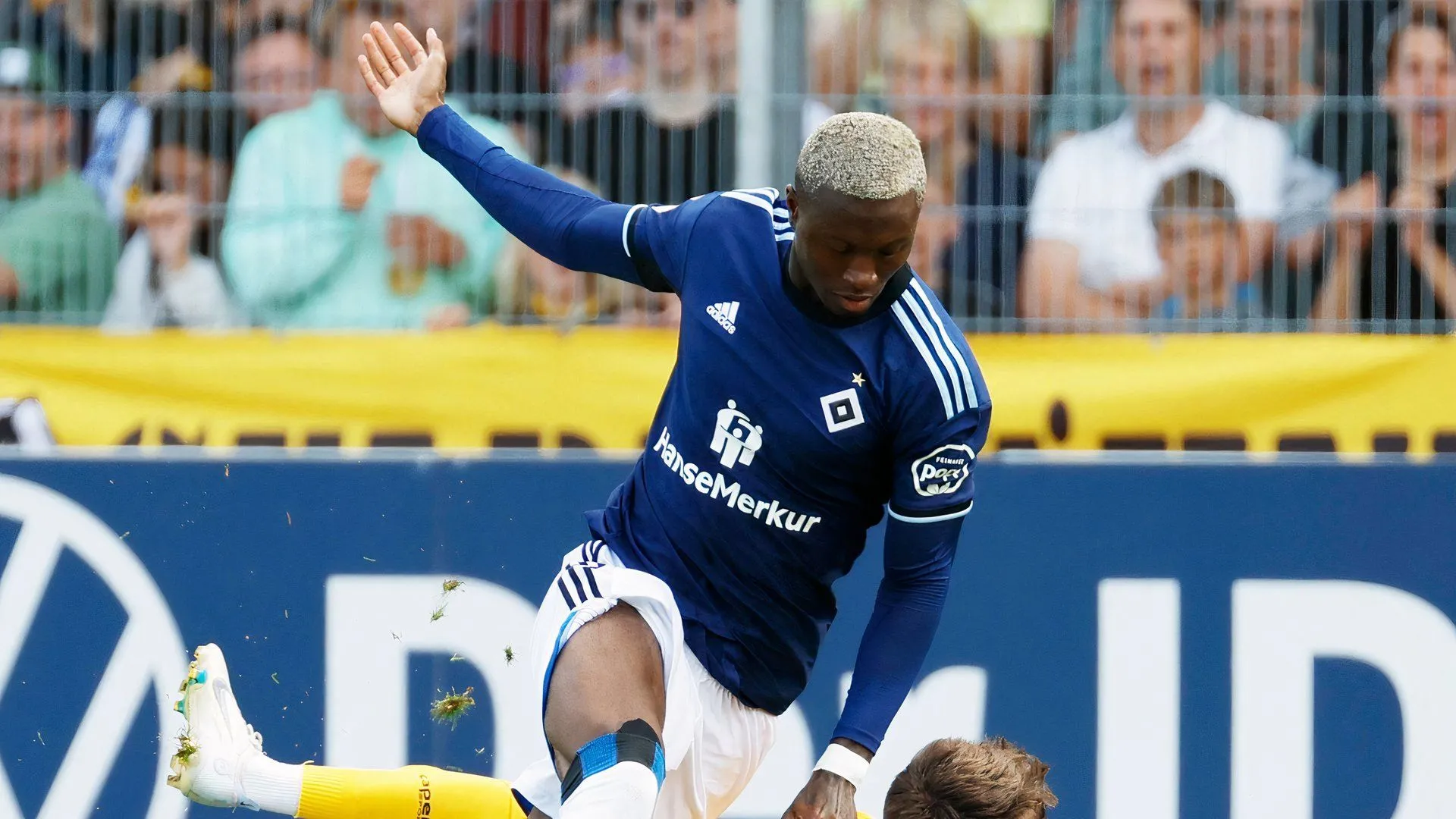 Aaron Opoku trong màu áo FC Kaiserslautern, ứng viên thay thế Bundu tại Plymouth Argyle