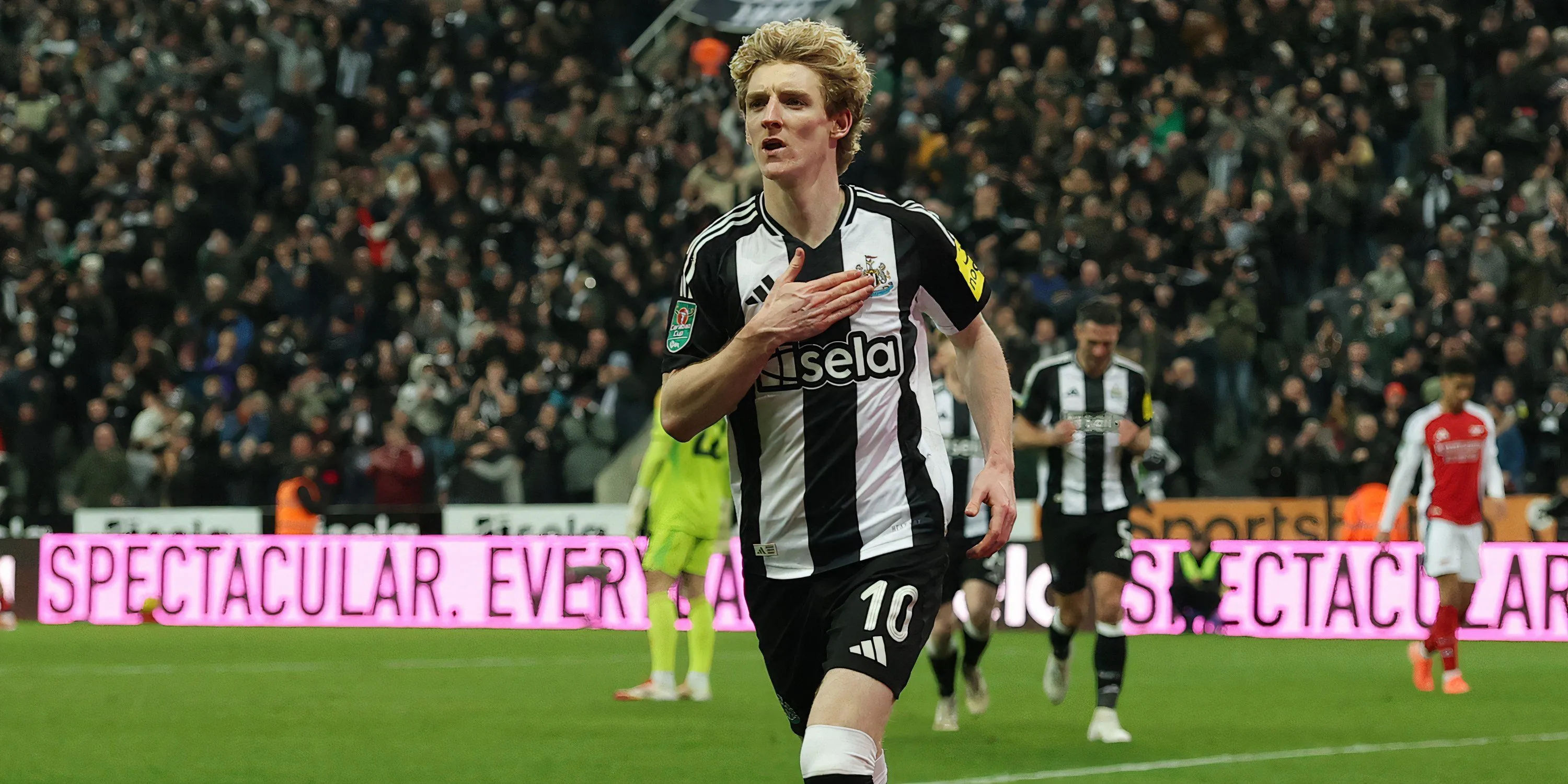 Anthony Gordon của Newcastle thi đấu dưới sự chỉ đạo của HLV Eddie Howe