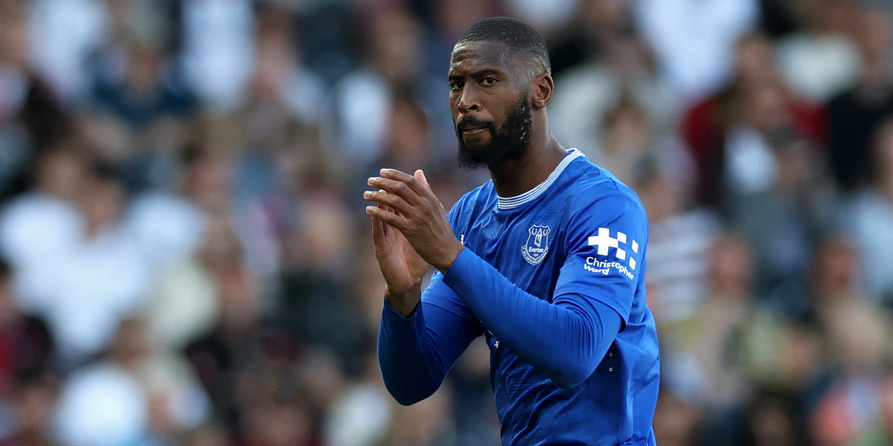 Beto ăn mừng bàn thắng quan trọng cho Everton trong trận đấu gặp Fulham