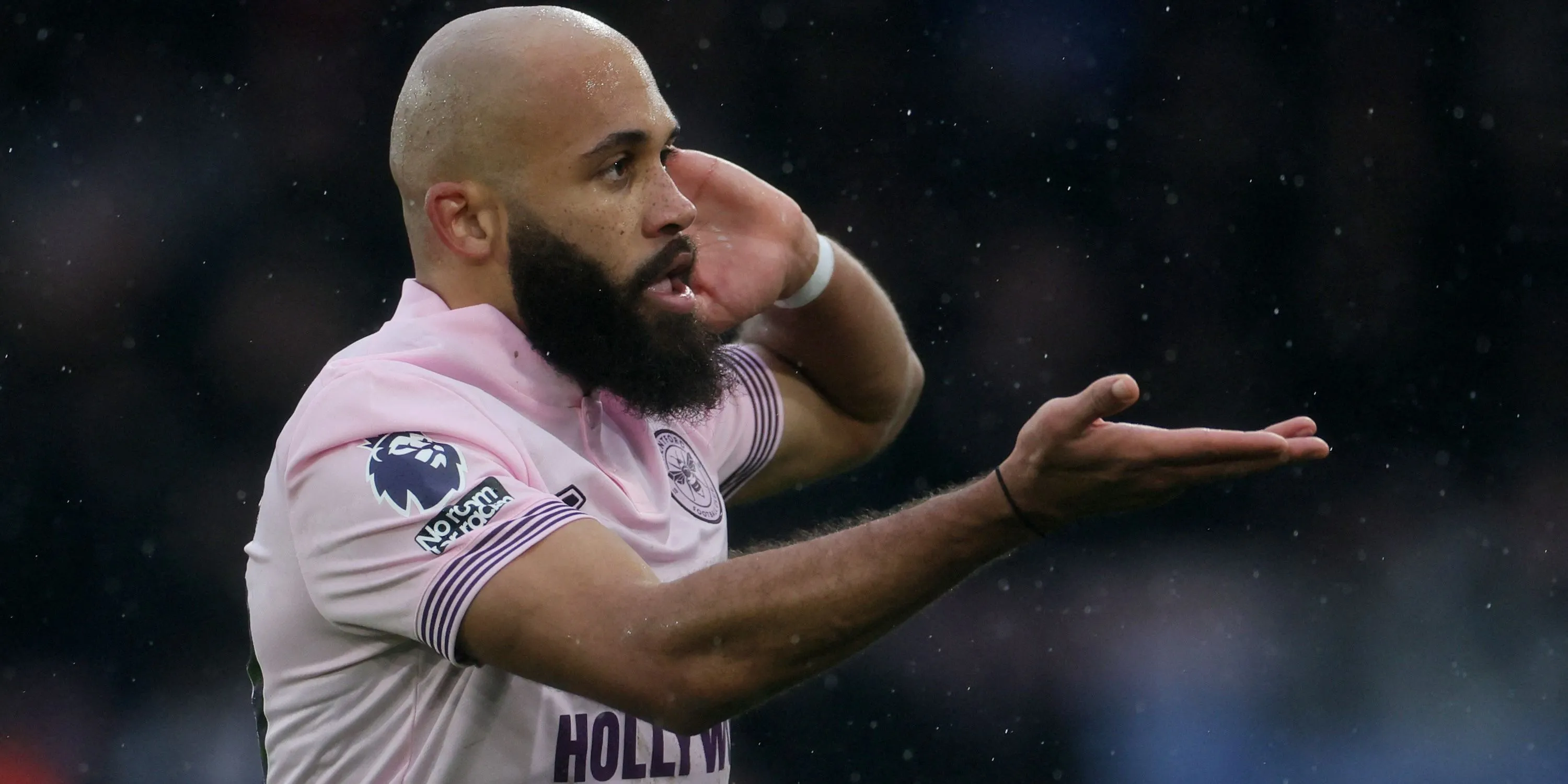 Bryan Mbeumo của Brentford ăn mừng bàn thắng đầu tiên cho đội nhà