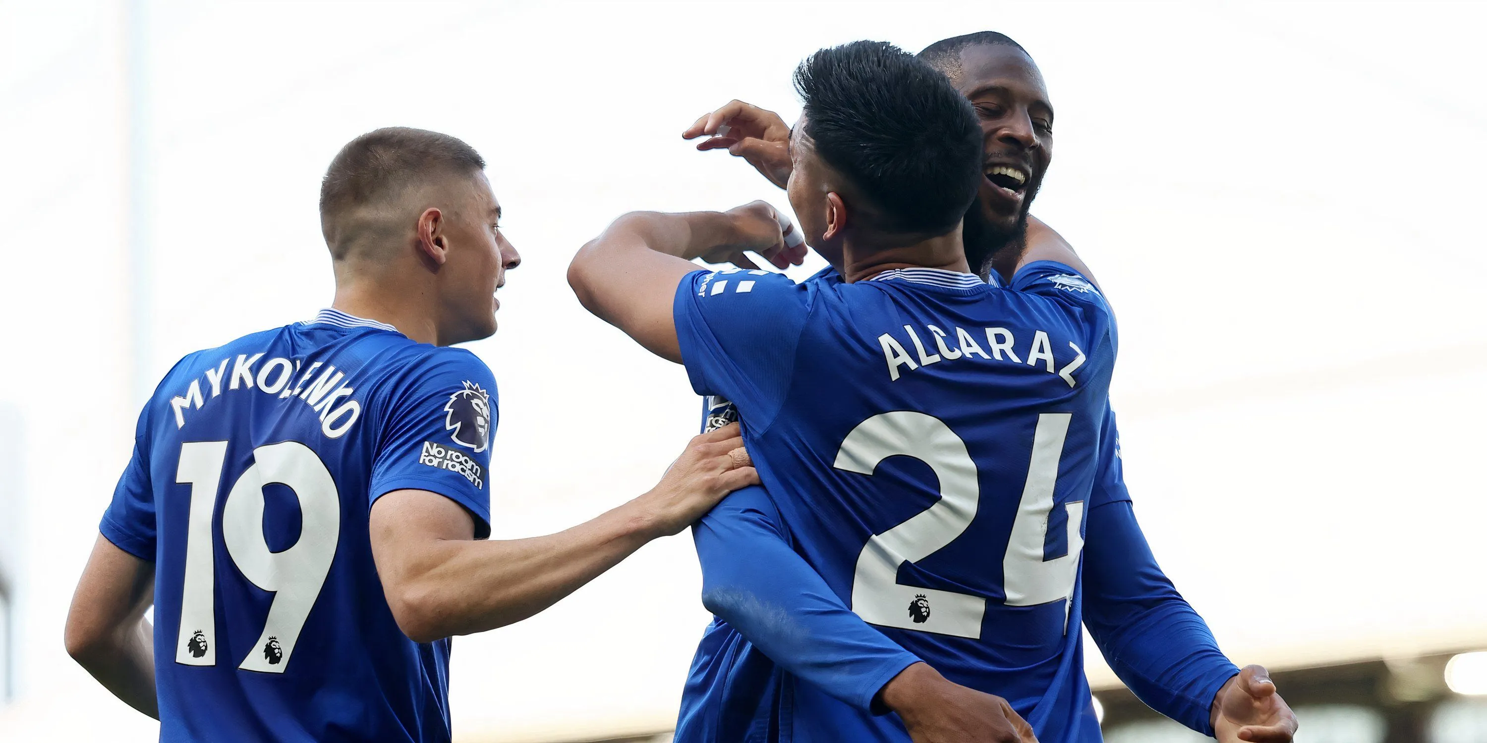 Các cầu thủ Everton ăn mừng chiến thắng quan trọng trên sân Craven Cottage của Fulham