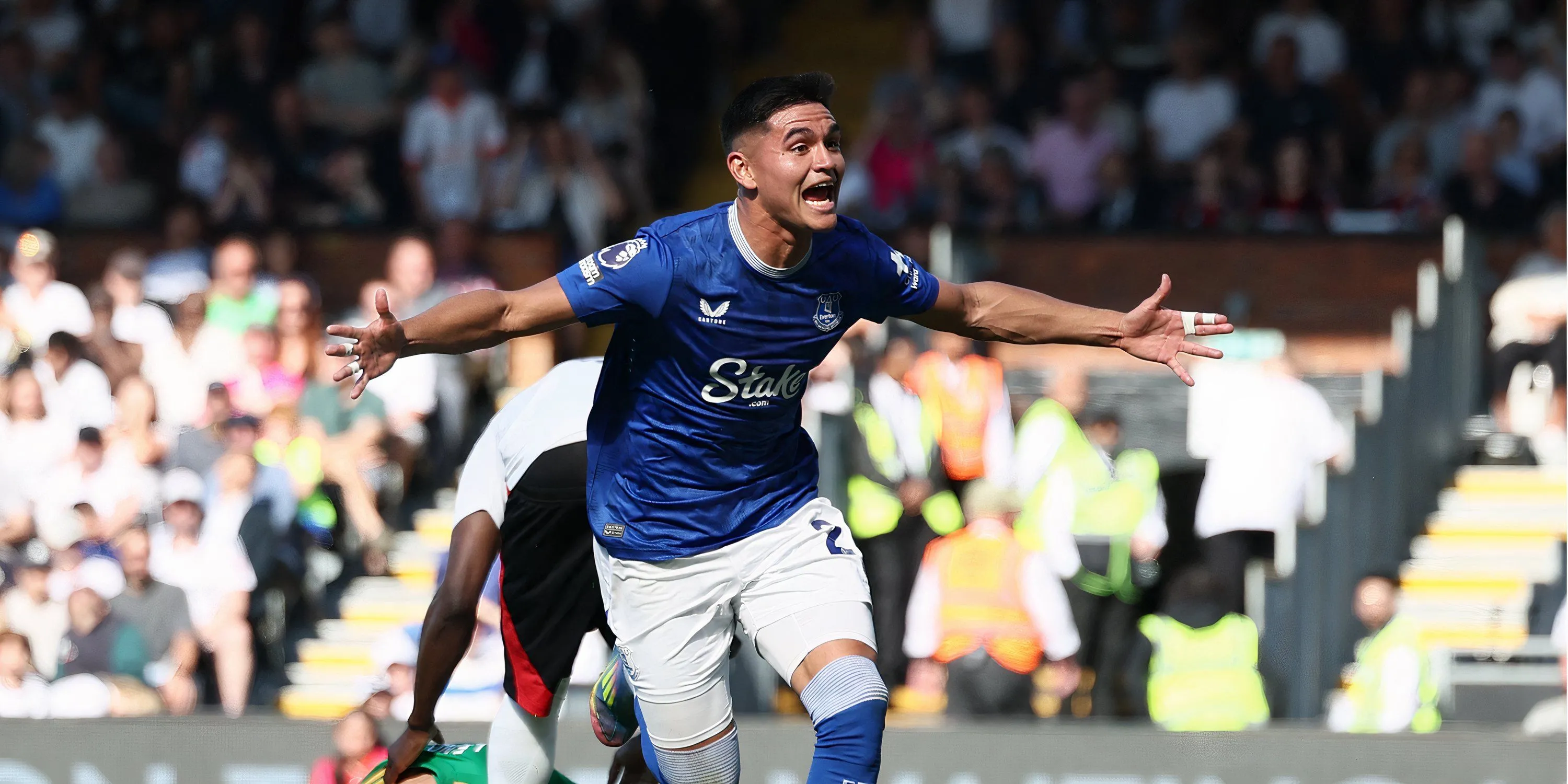 Carlos Alcaraz thi đấu năng nổ trong màu áo Everton đối đầu với Fulham