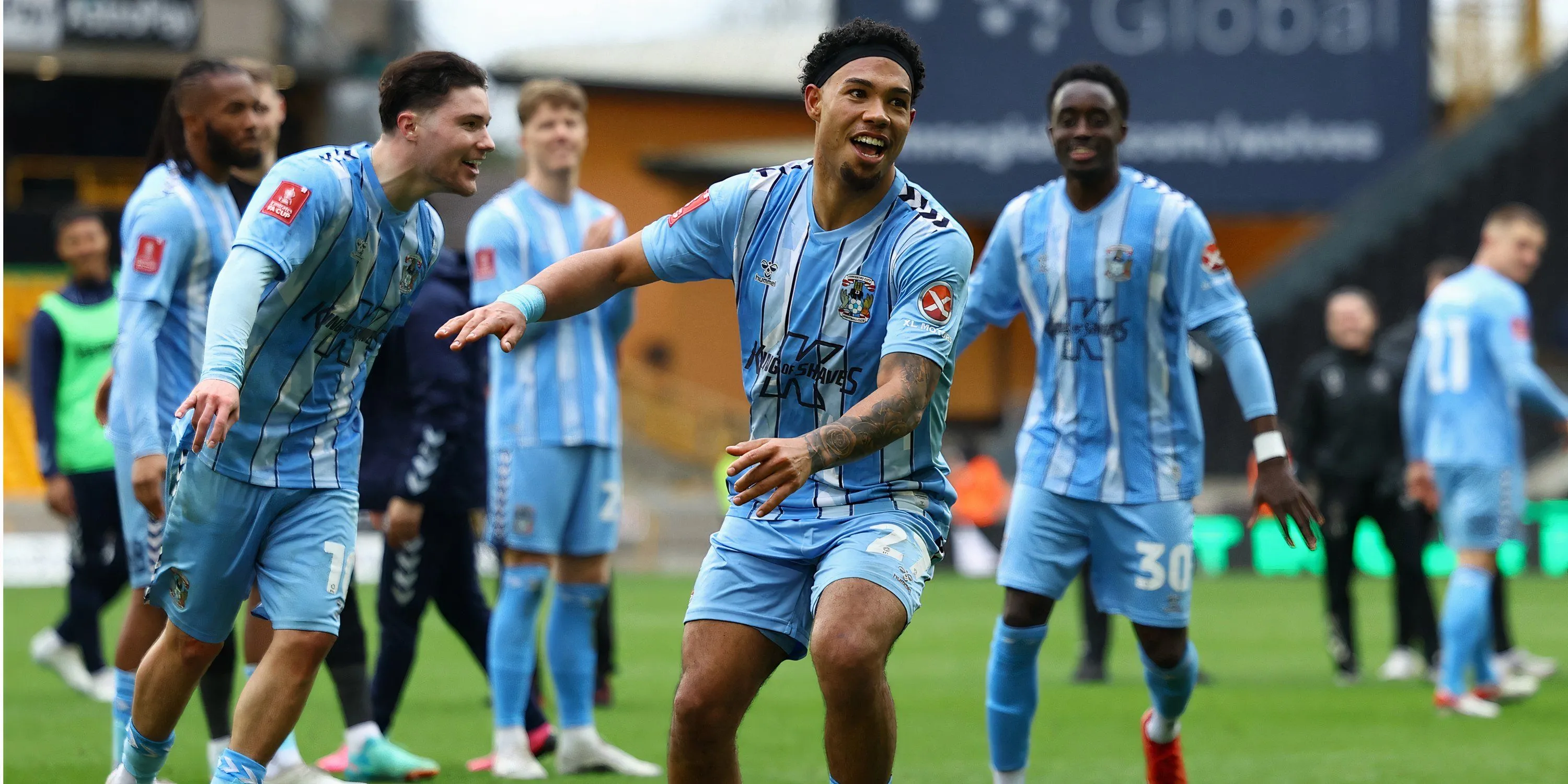 Chân dung hậu vệ Milan van Ewijk của Coventry City