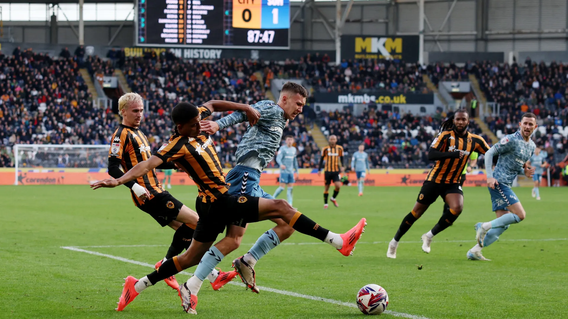 Cody Drameh trong màu áo Hull City thi đấu ở Championship