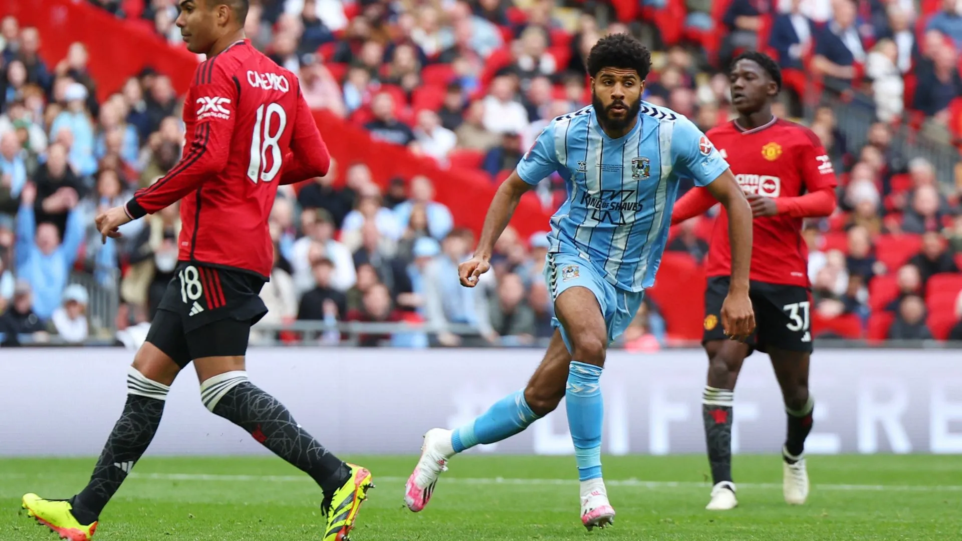 Ellis Simms ghi bàn cho Coventry City trong trận đấu với Manchester United.
