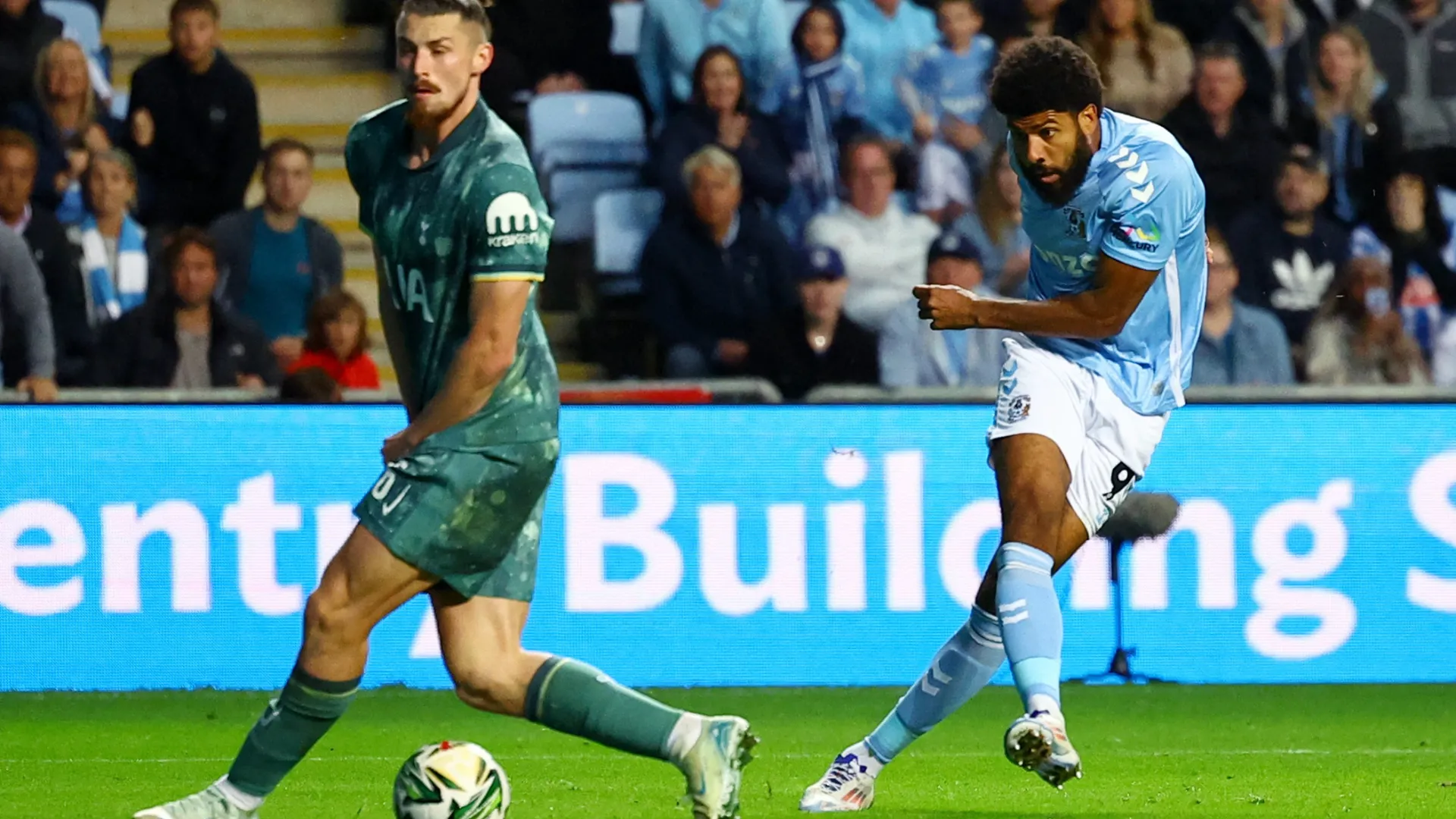 Ellis Simms trong màu áo Coventry City, tiền đạo của Bầy Cáo.