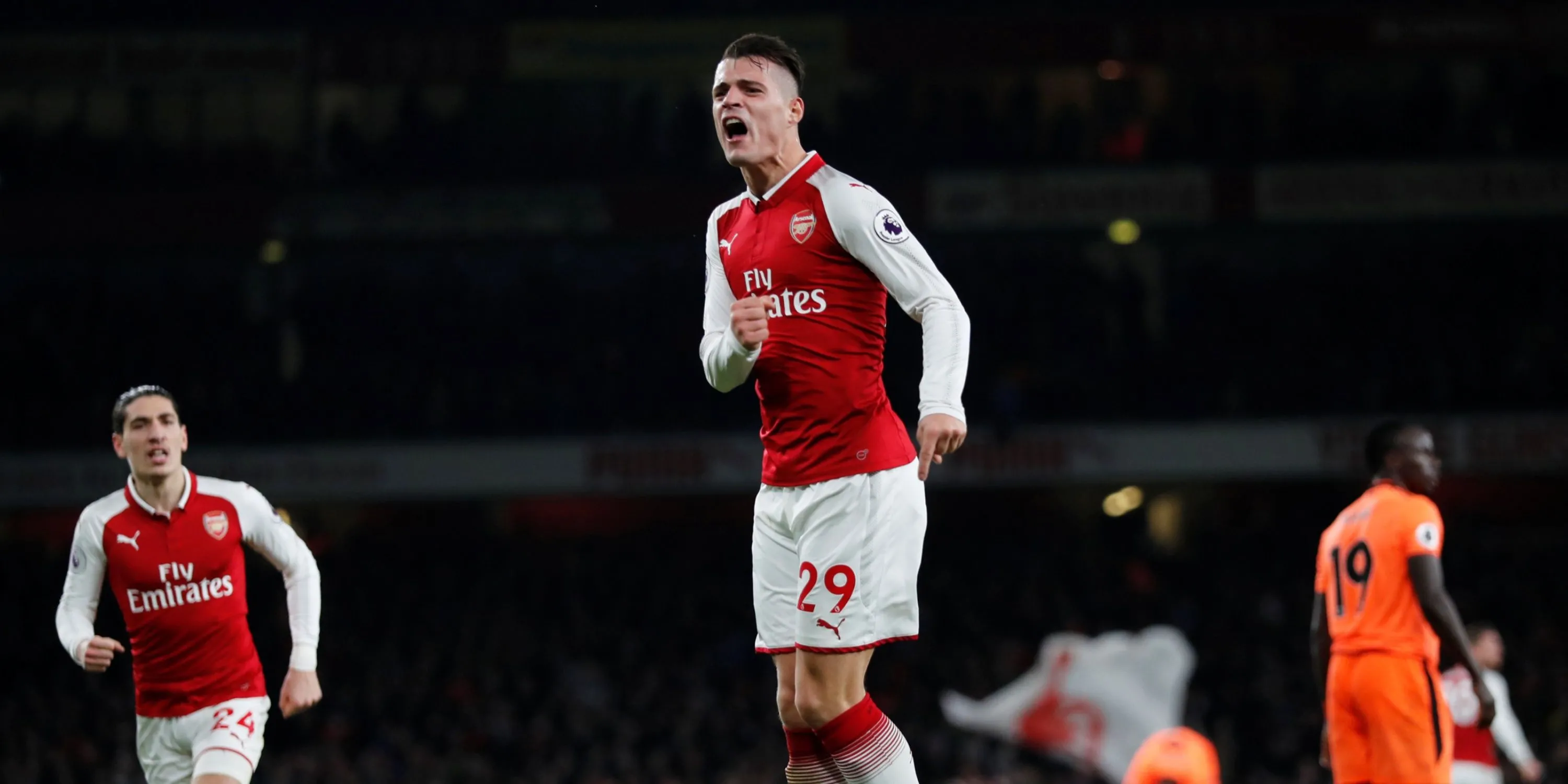 Granit Xhaka trong mùa giải cuối cùng khoác áo Arsenal