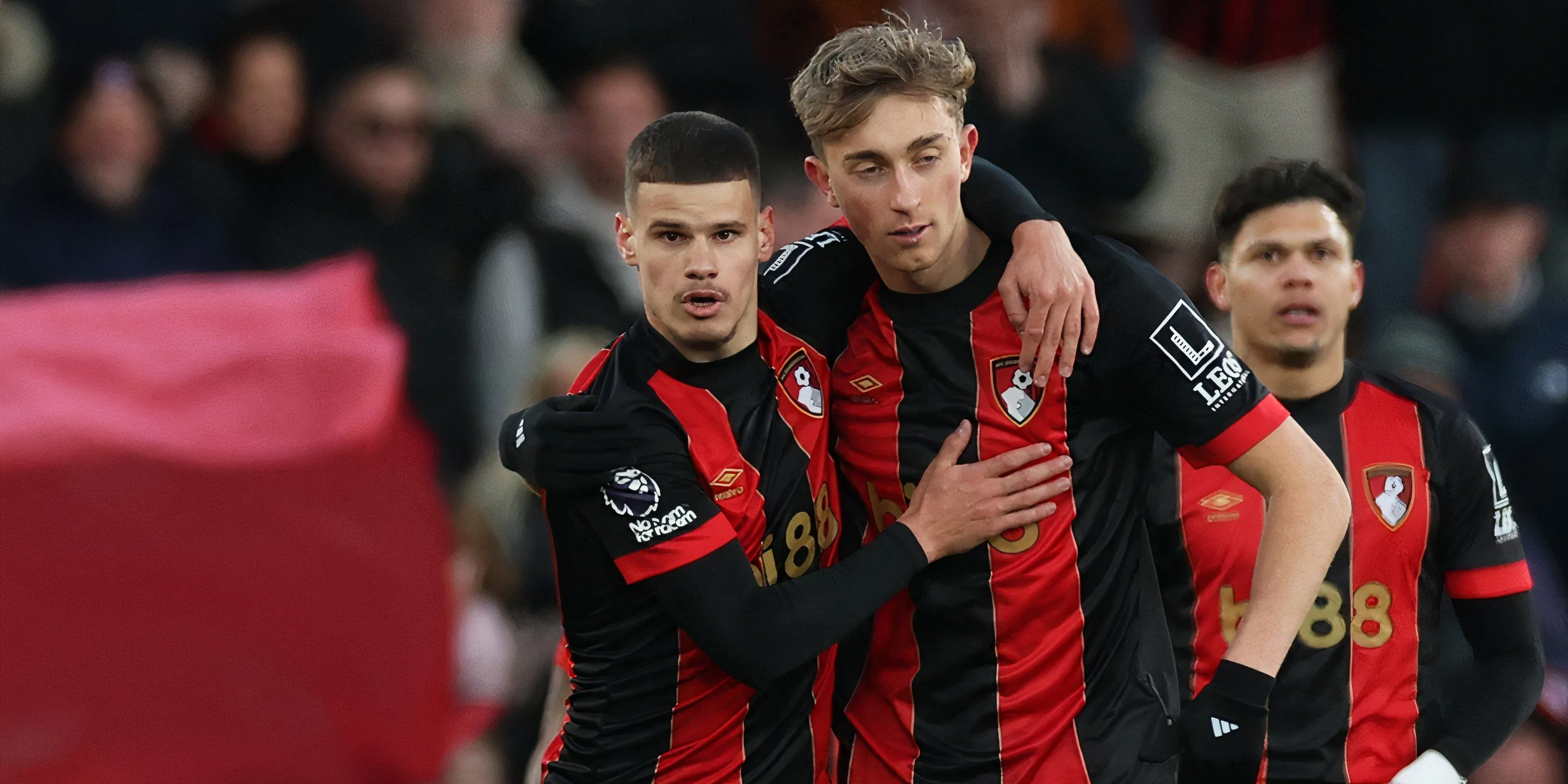 Hai hậu vệ Milos Kerkez (Bournemouth) và Dean Huijsen (Real Madrid) trong trận đấu