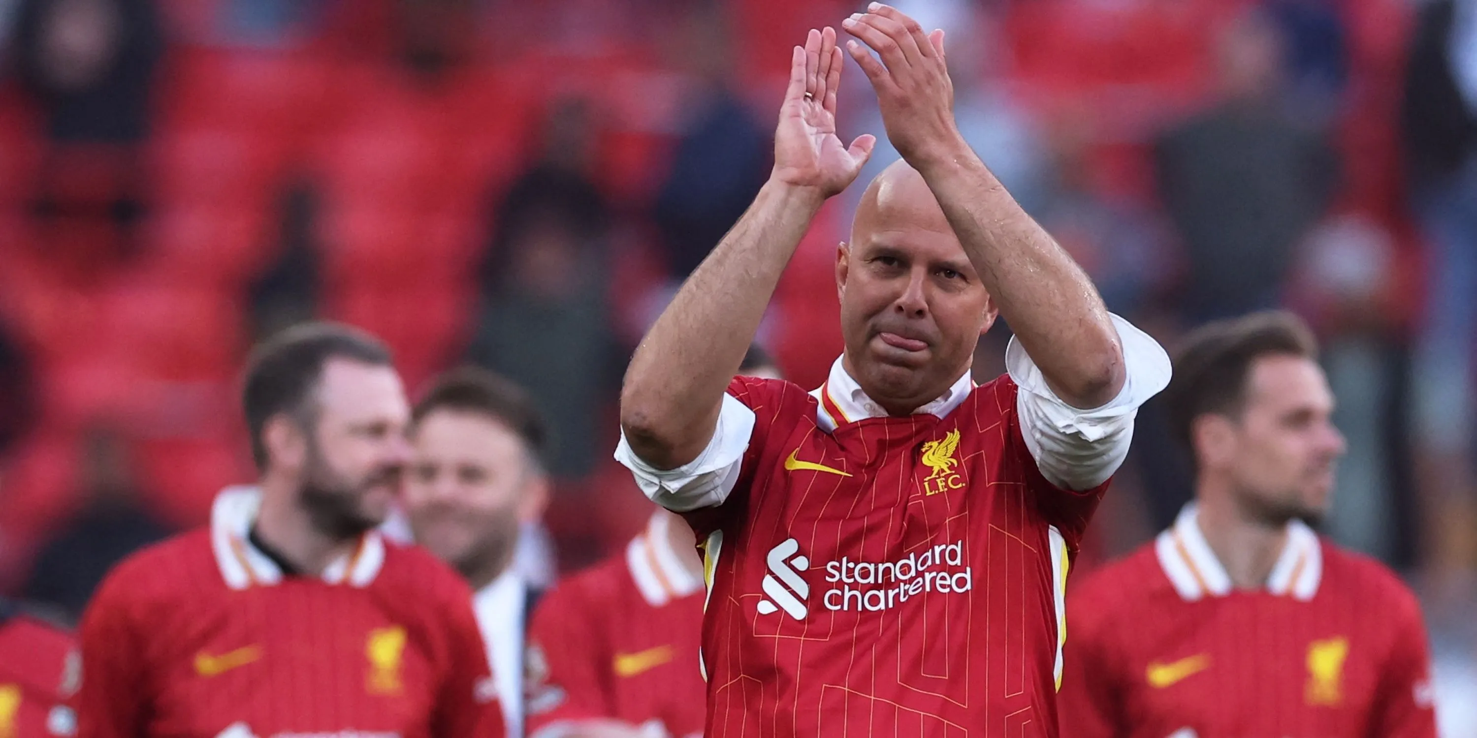 HLV Arne Slot của Liverpool ăn mừng sau khi vô địch Premier League