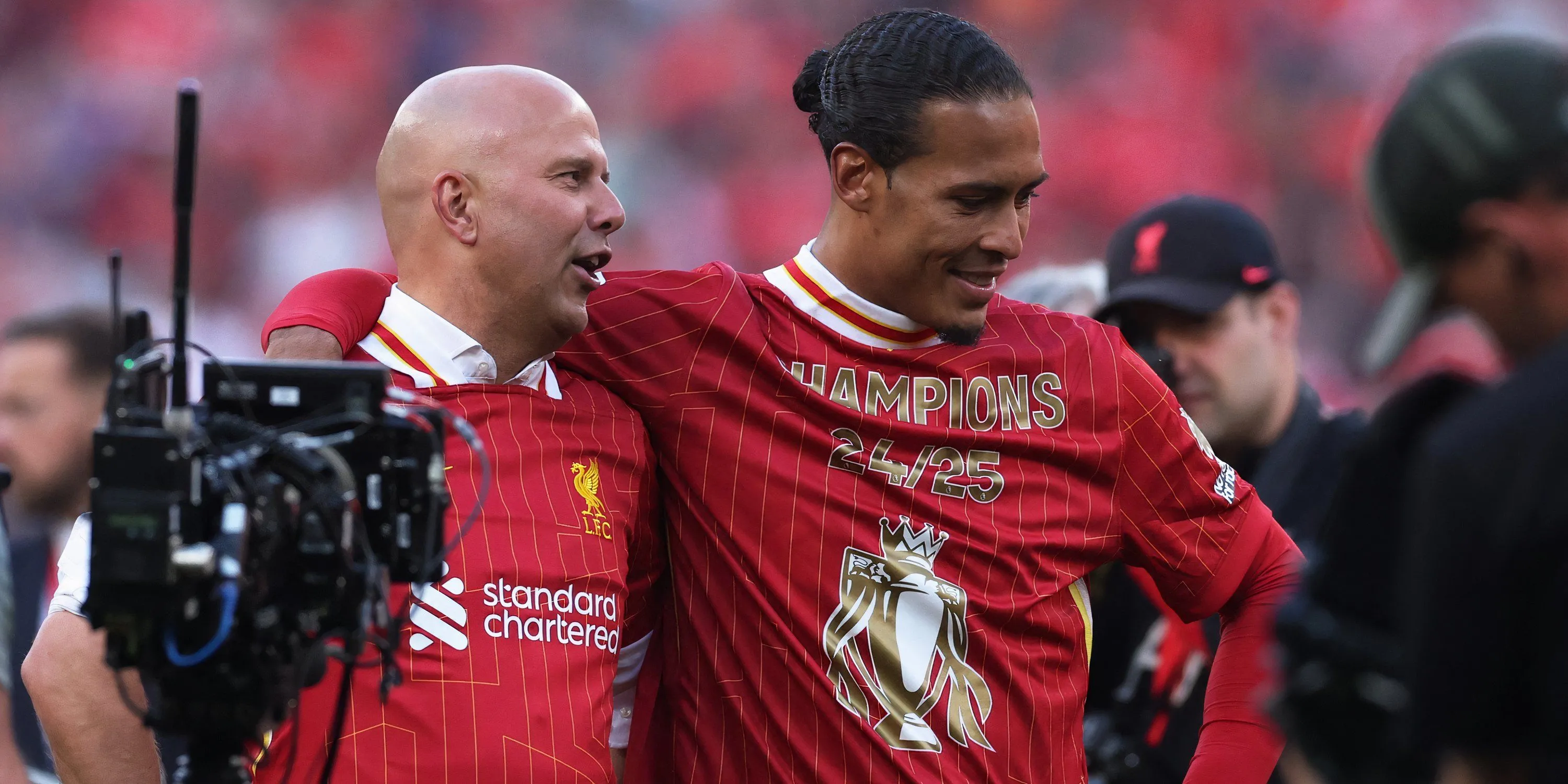 HLV Arne Slot và trung vệ Virgil van Dijk của Liverpool bàn chiến thuật