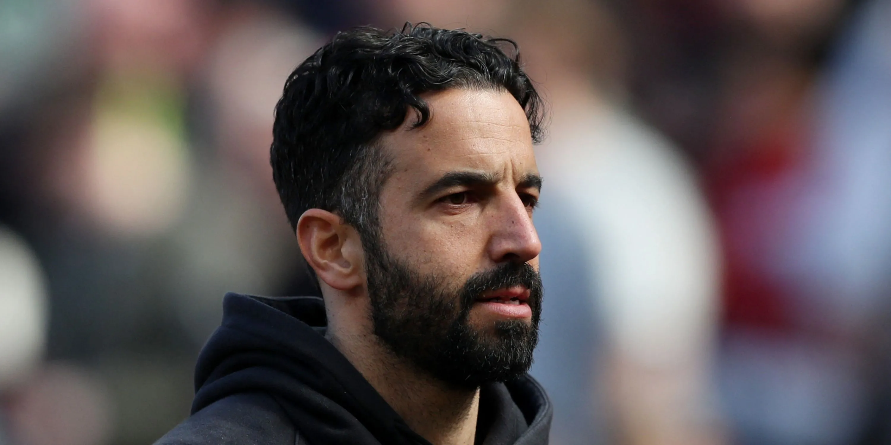 HLV Ruben Amorim của Man Utd đang chỉ đạo chiến thuật