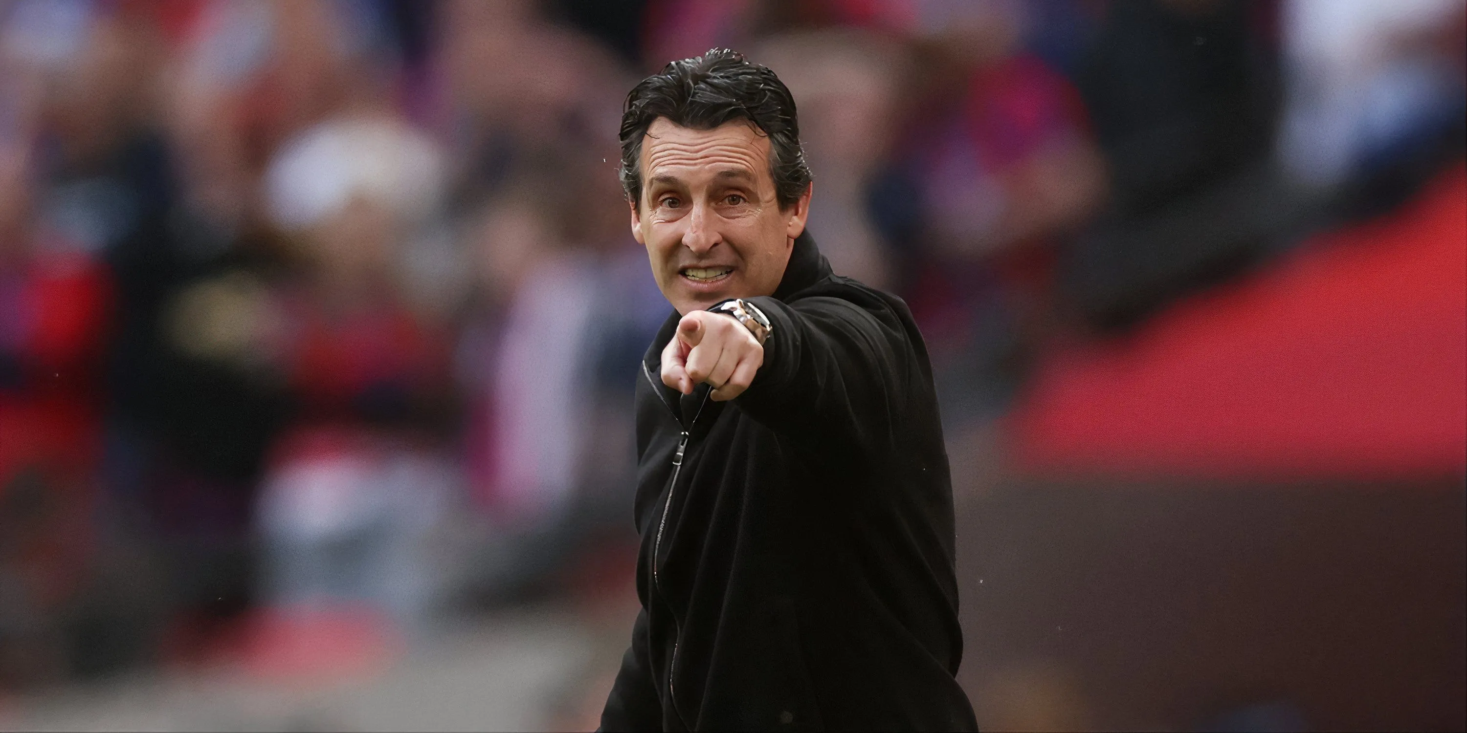 Huấn luyện viên Unai Emery của Aston Villa đang chỉ đạo chiến thuật trên sân
