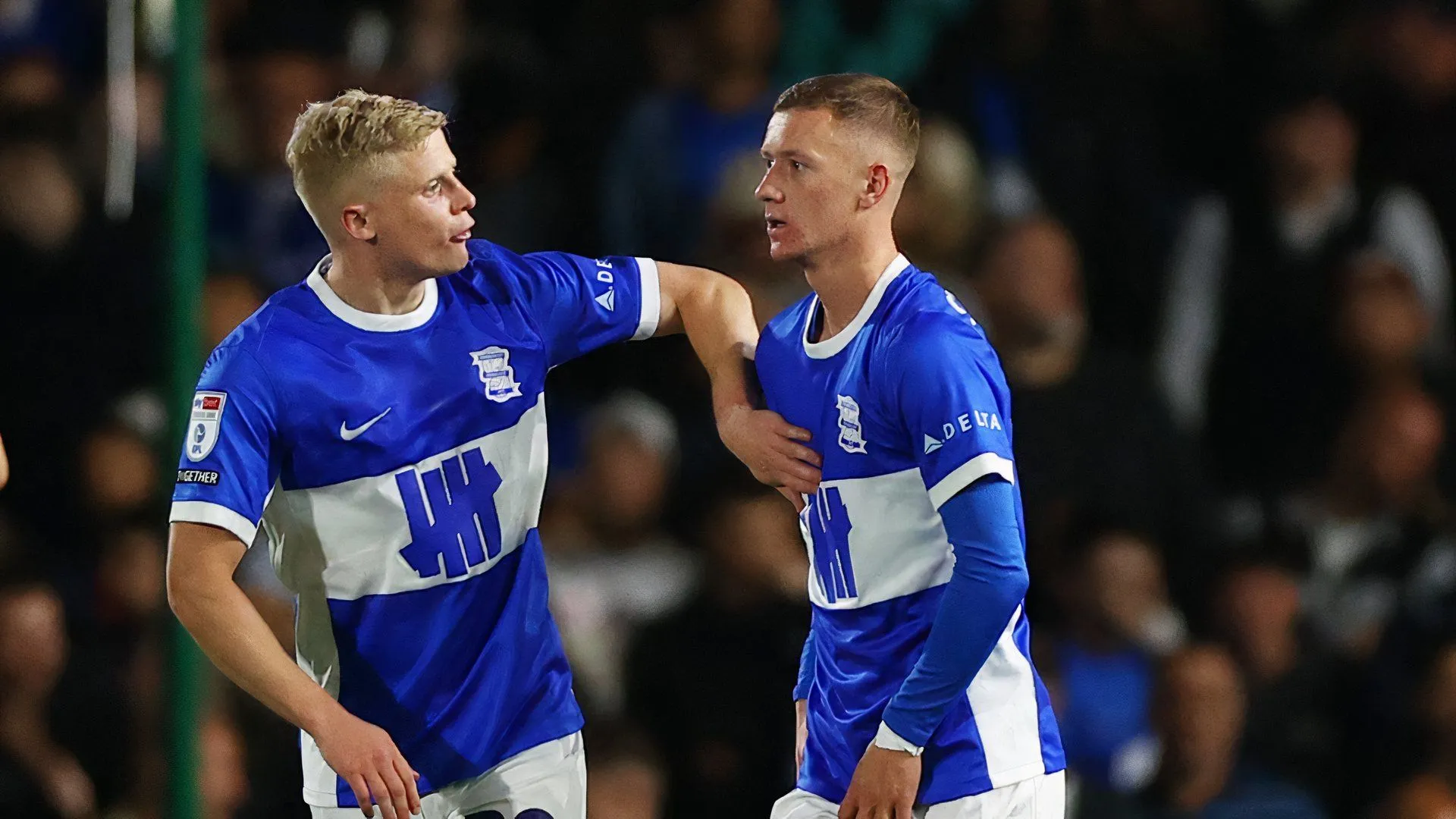 Jay Stansfield (trái) trong một pha tranh bóng tại Giải Hạng Nhất Anh cho Birmingham City