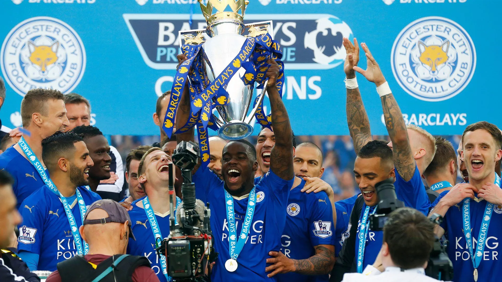 Jeffrey Schlupp ăn mừng danh hiệu Premier League cùng Leicester City mùa giải 2015/16