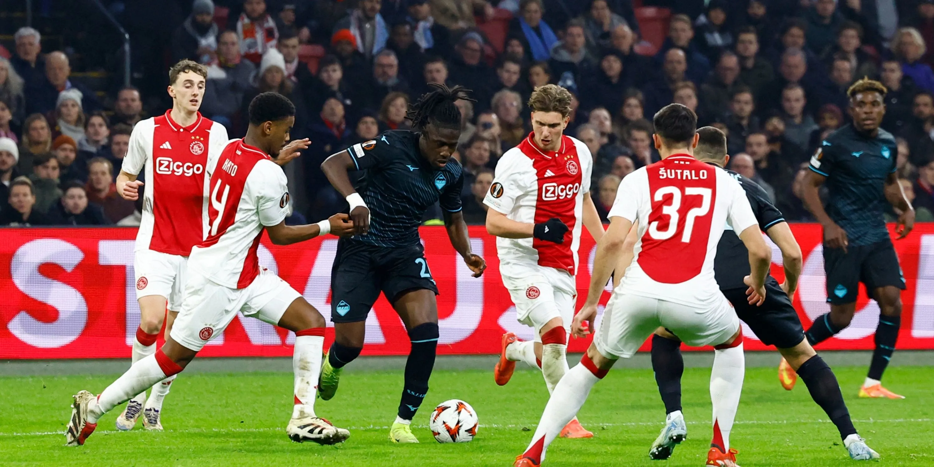 Jorrel Hato thể hiện khả năng chơi bóng cho Ajax, trung vệ Ajax, khả năng chơi bóng, mục tiêu Chelsea