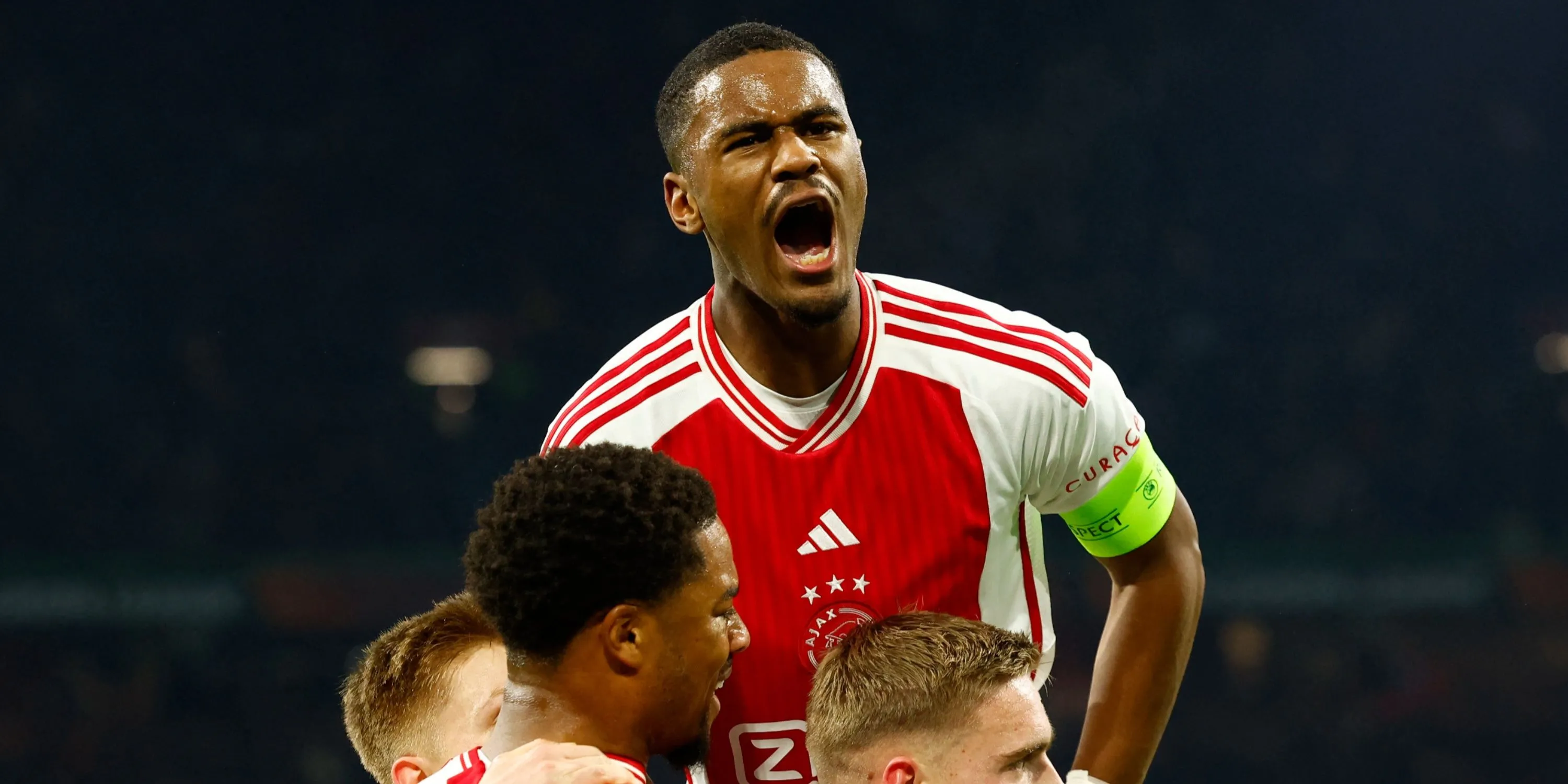 Jorrel Hato thi đấu cho Ajax, trung vệ Ajax, cầu thủ được Chelsea và Arsenal quan tâm