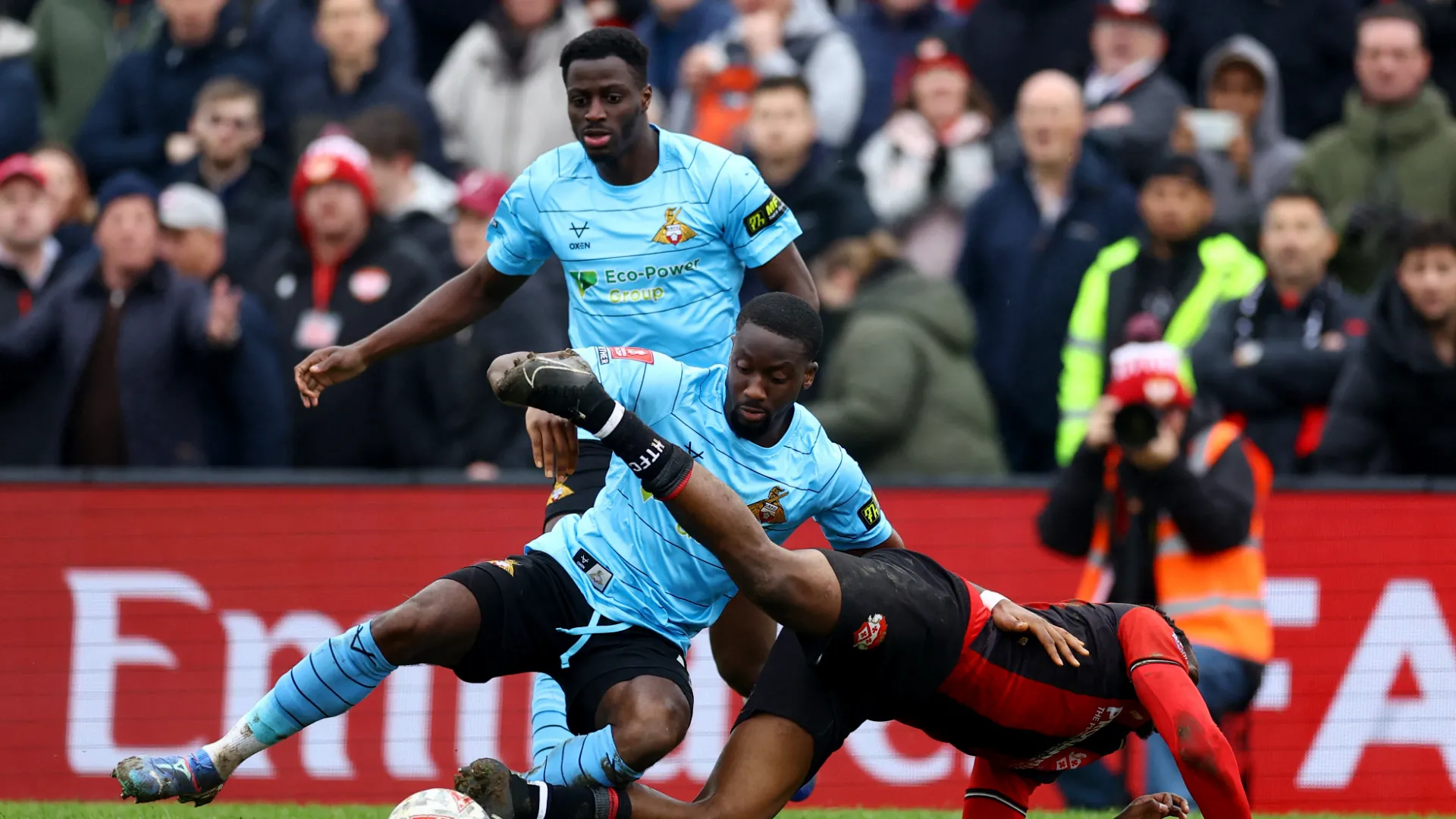 Joseph Olowu, trụ cột hàng thủ Doncaster Rovers, đánh đầu cản phá