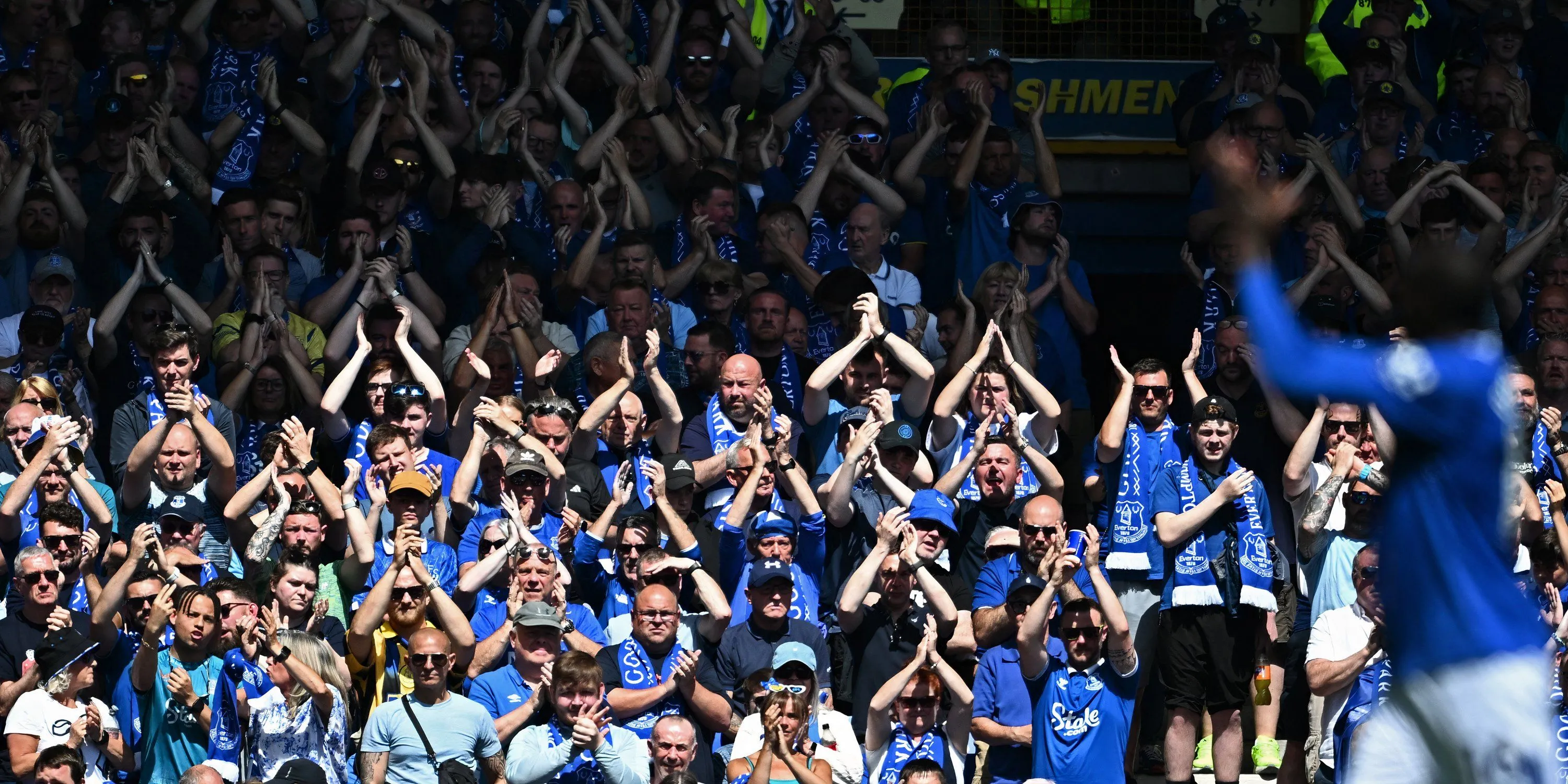 Khán đài Goodison Park vẫy cờ tạm biệt trong trận cuối của Everton