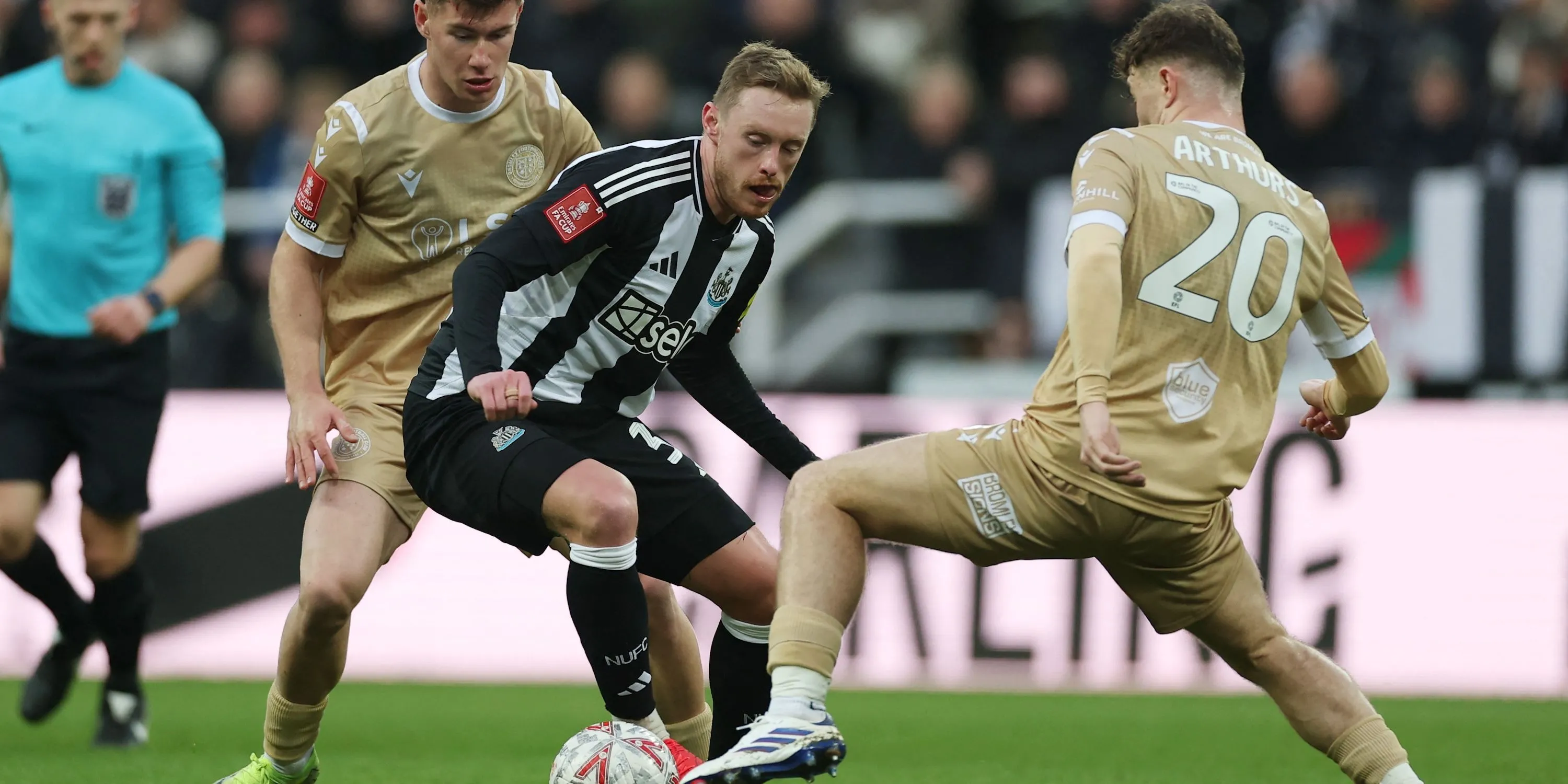 Sean Longstaff thi đấu cho Newcastle United, thể hiện khả năng tranh chấp ở hàng tiền vệ