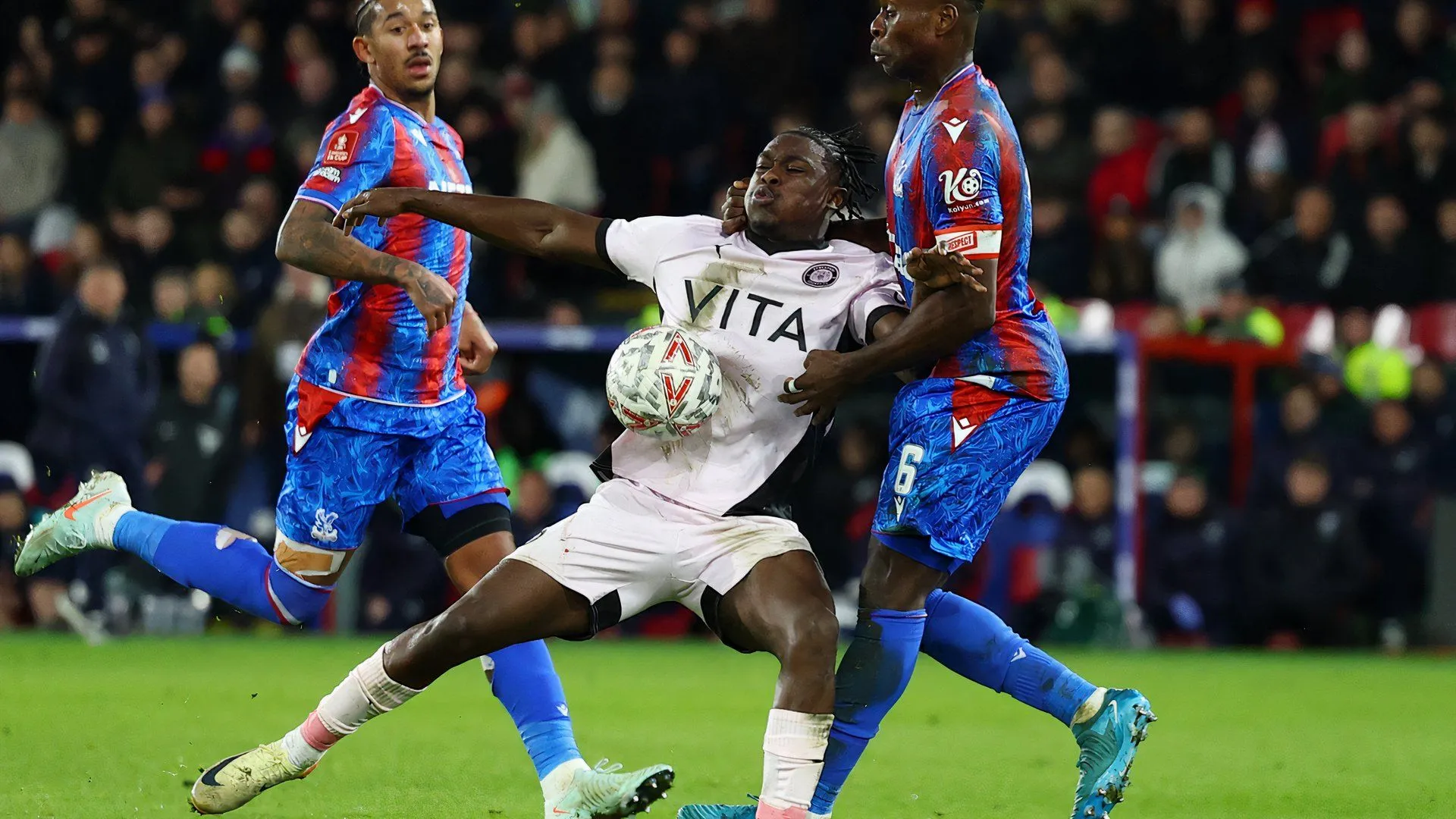 Tanto Olaofe trong màu áo Stockport County chuẩn bị sút bóng