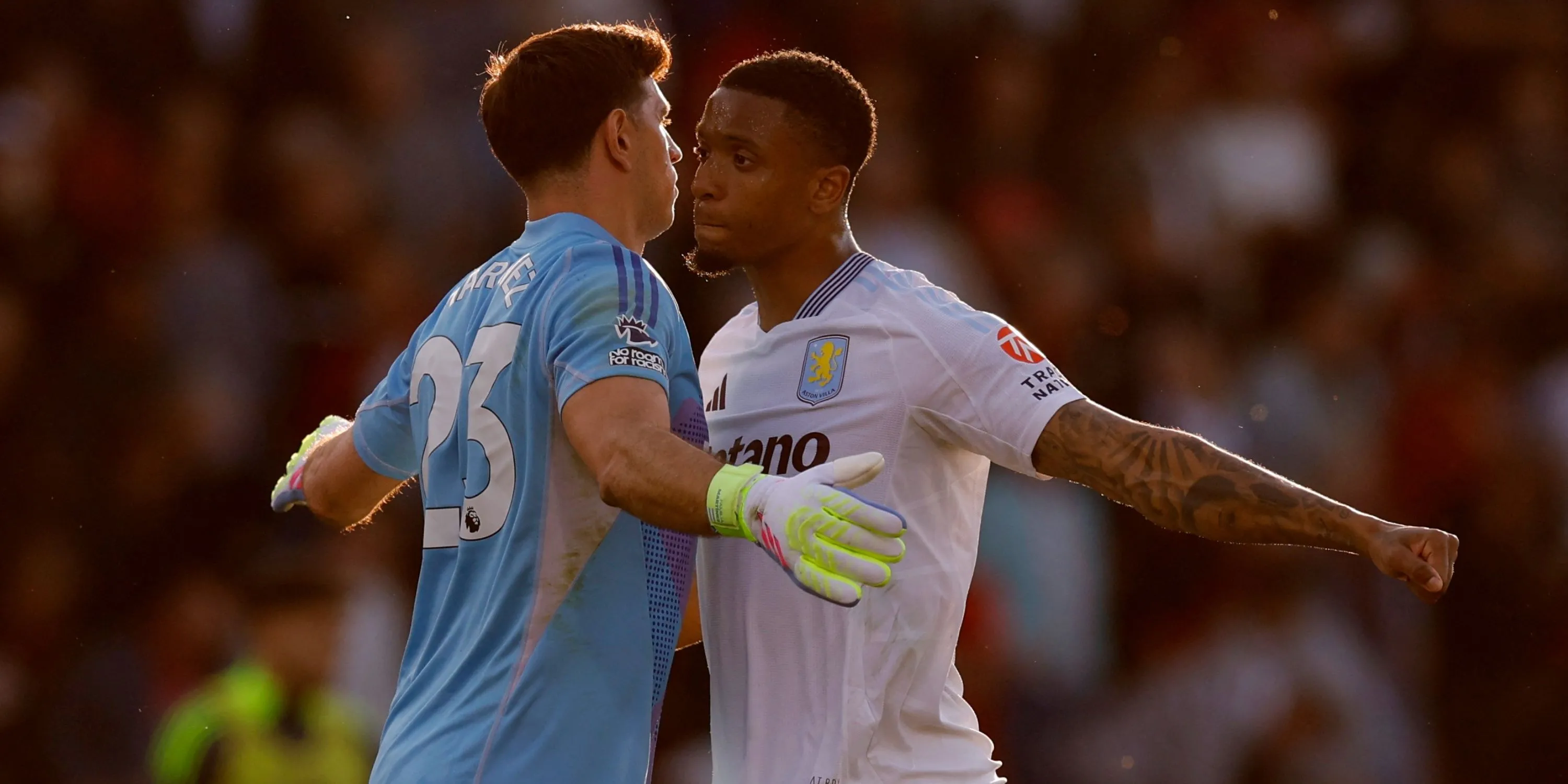 Thủ môn Emi Martinez của Aston Villa vẫy tay chào người hâm mộ