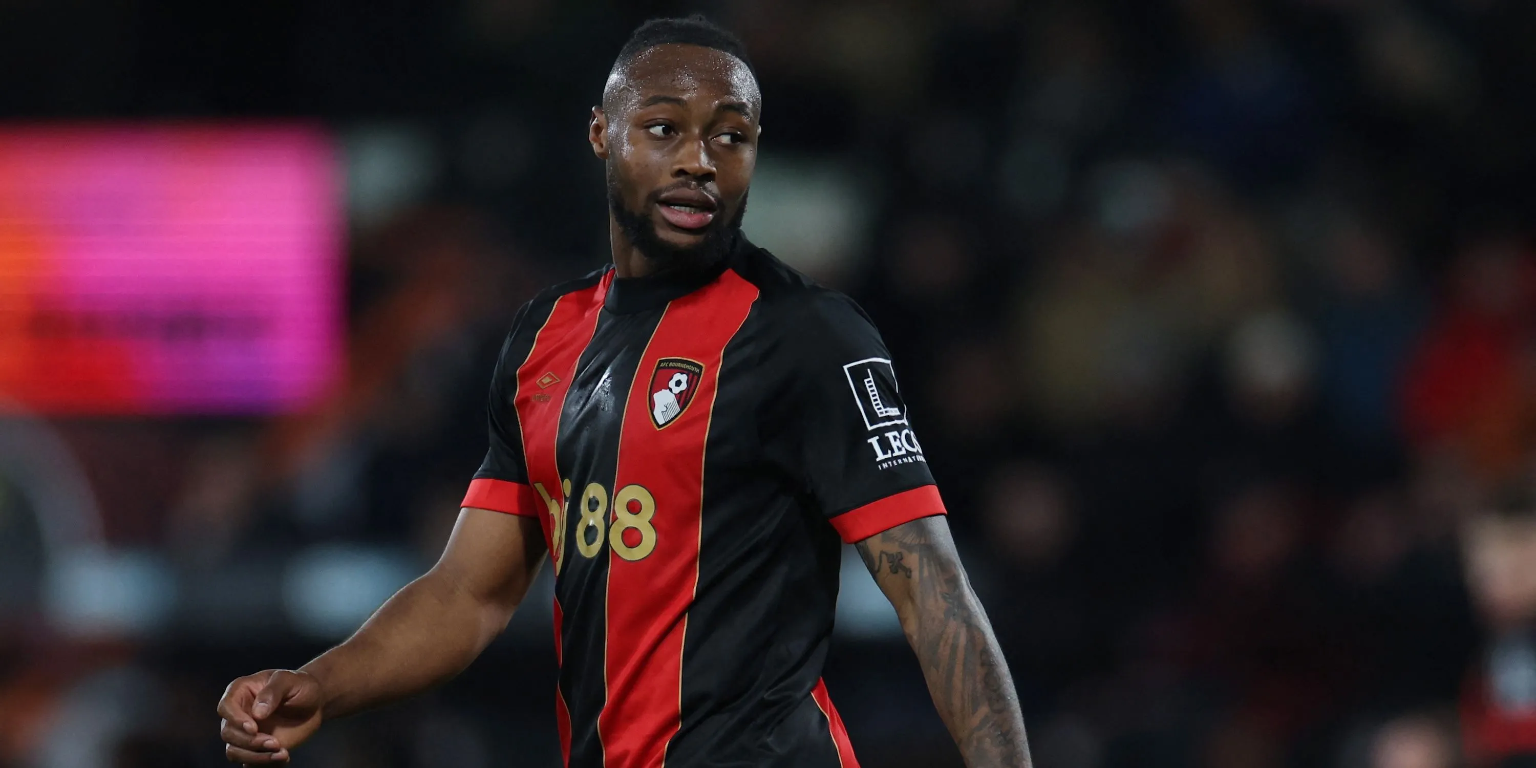 Tiền đạo Antoine Semenyo của Bournemouth theo dõi trận đấu