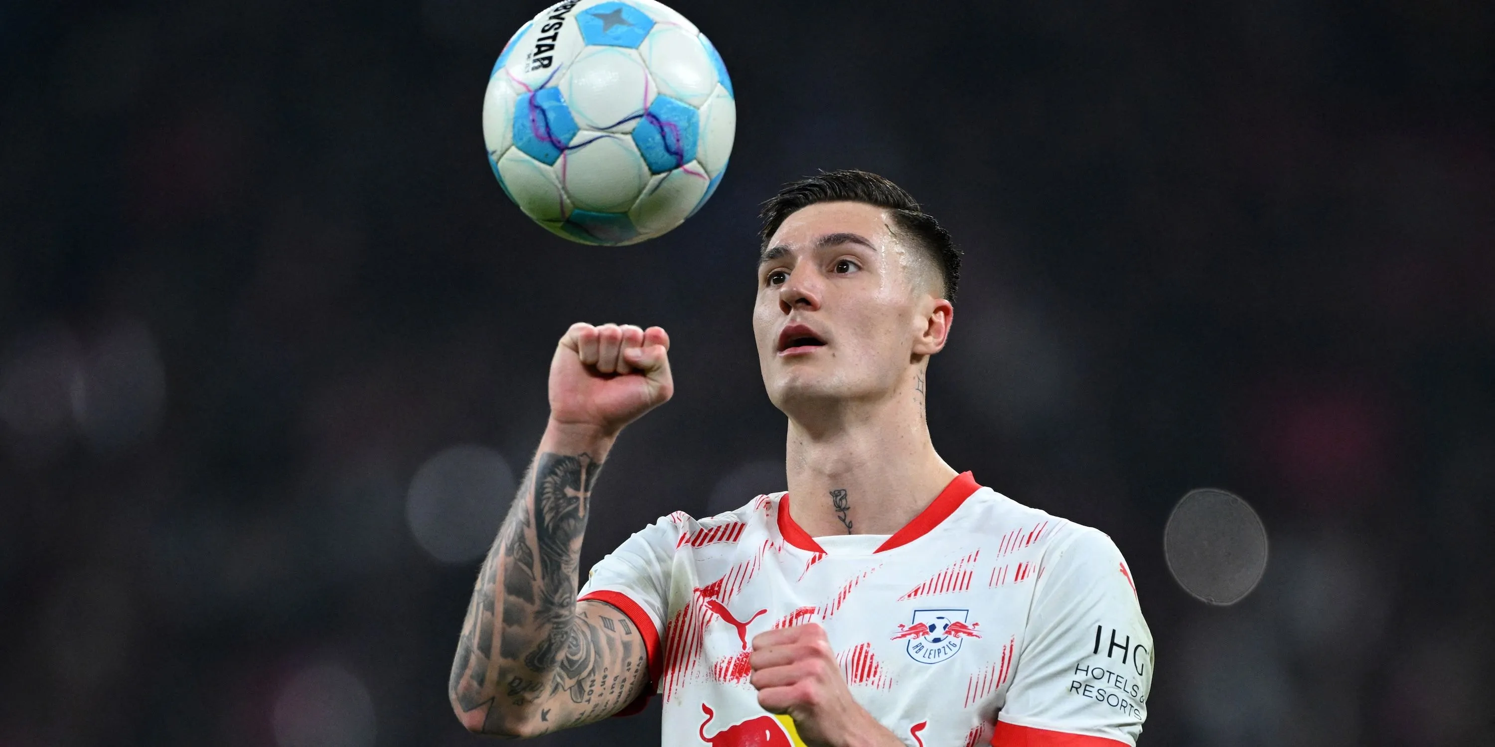 Tiền đạo Benjamin Šeško của RB Leipzig chuẩn bị thực hiện quả phạt đền, thể hiện khả năng dứt điểm đa dạng