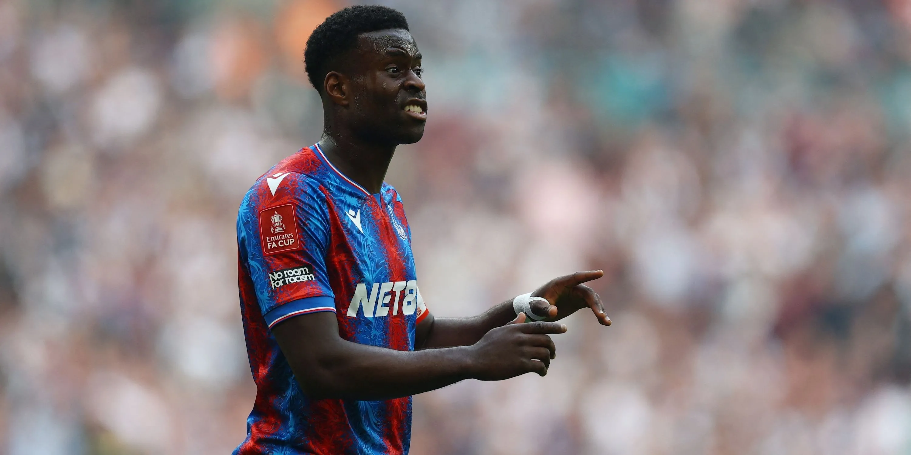 Trung vệ Marc Guehi của Crystal Palace trên sân