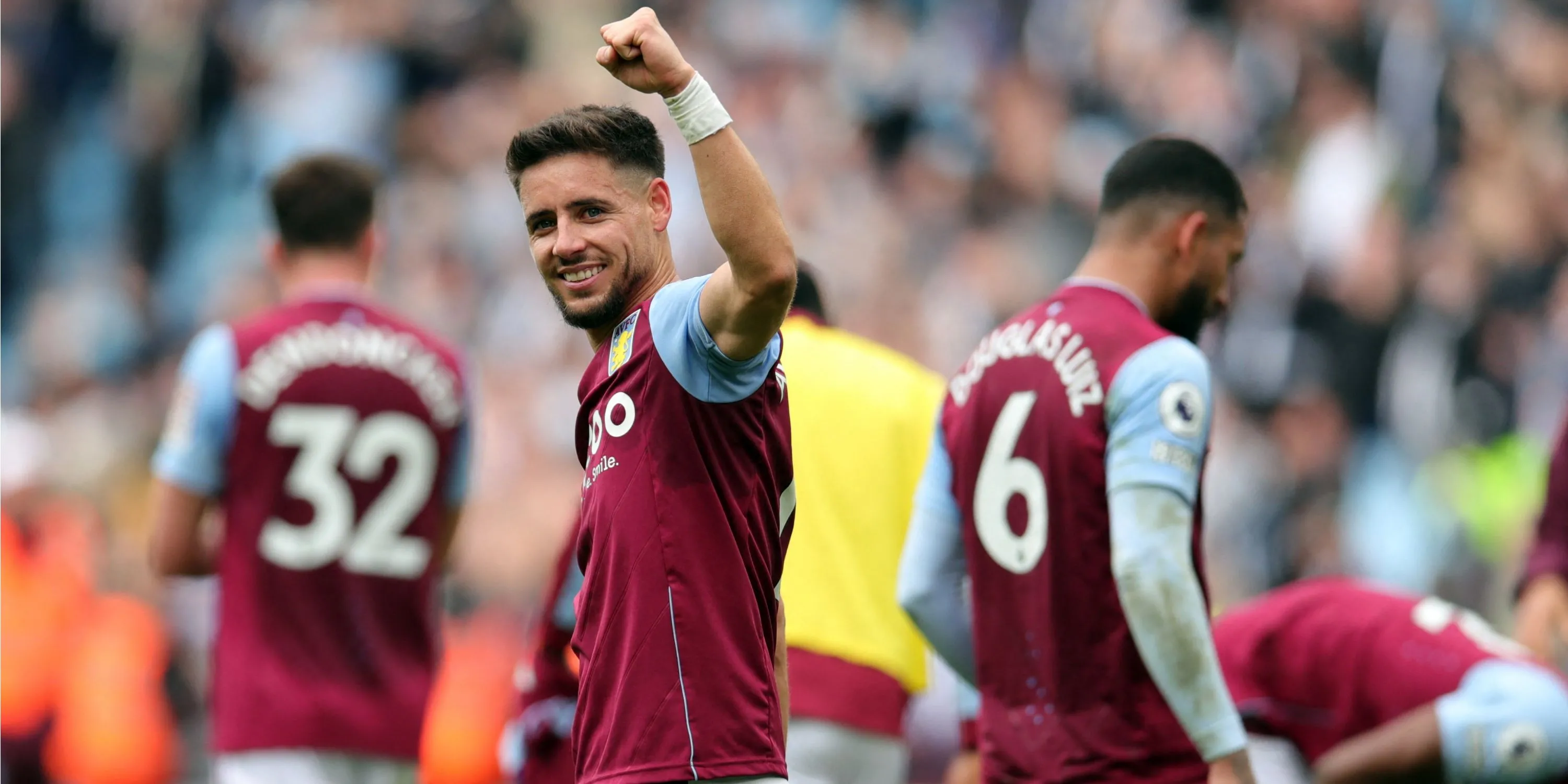 Alex Moreno thi đấu cho Aston Villa tại Premier League, cho thấy kinh nghiệm tại giải đấu cao nhất nước Anh