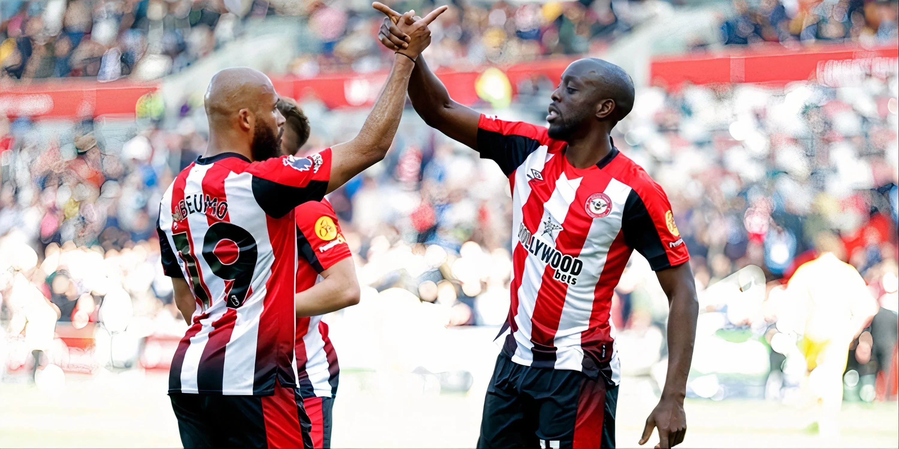 Bryan Mbeumo (phải) và Yoanne Wissa (trái) ăn mừng bàn thắng cho Brentford. Mbeumo đang là mục tiêu chiêu mộ hàng đầu của Manchester United với mức lương hấp dẫn.