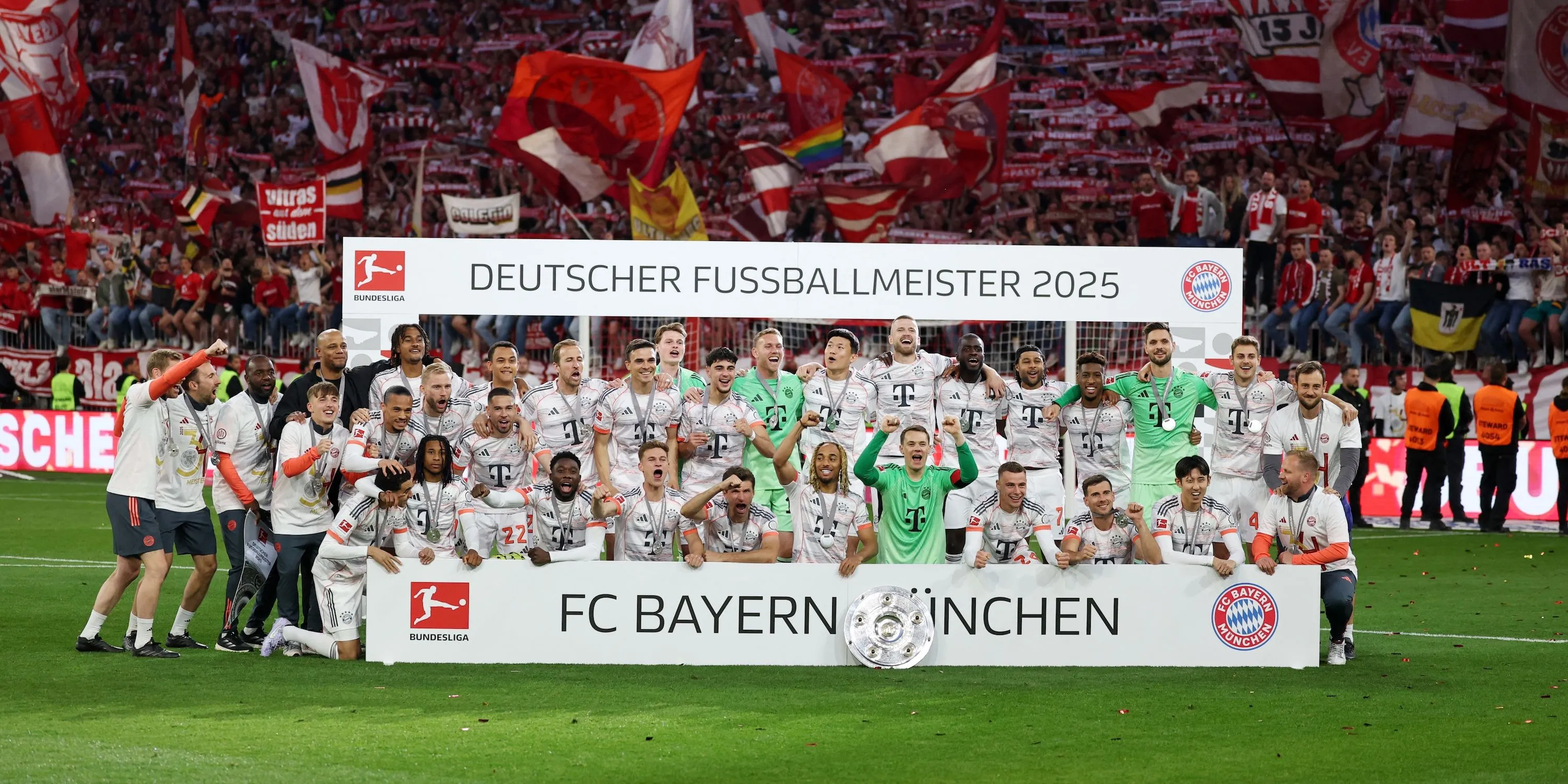 Các cầu thủ Bayern Munich chụp ảnh sau khi vô địch Bundesliga 2025