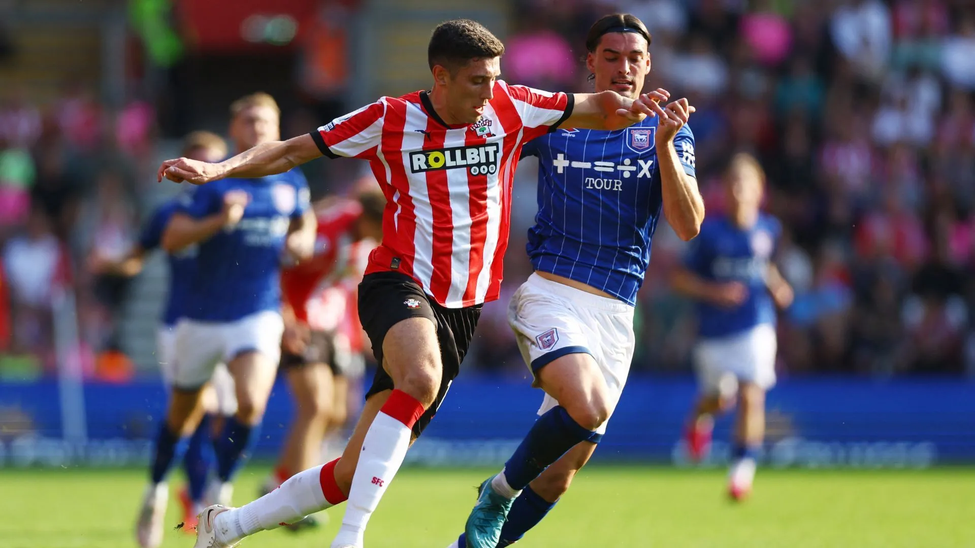 Cảnh cầu thủ Southampton thi đấu trong mùa giải khó khăn tại Premier League 2024/25