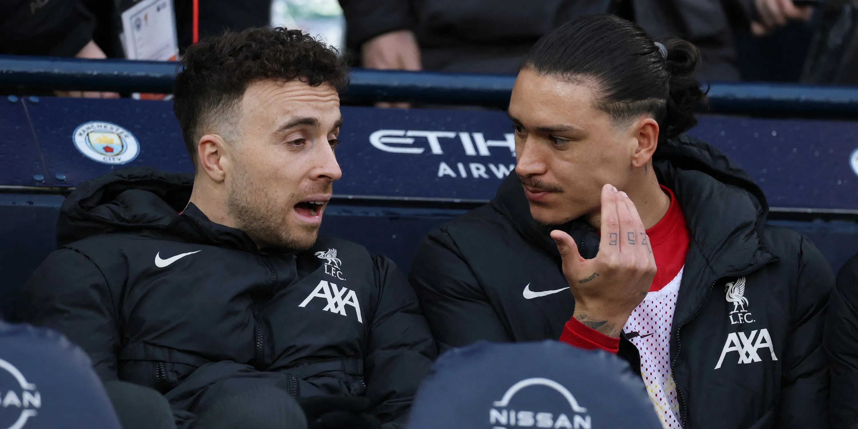 Darwin Nunez và Diogo Jota ngồi trên băng ghế dự bị Liverpool