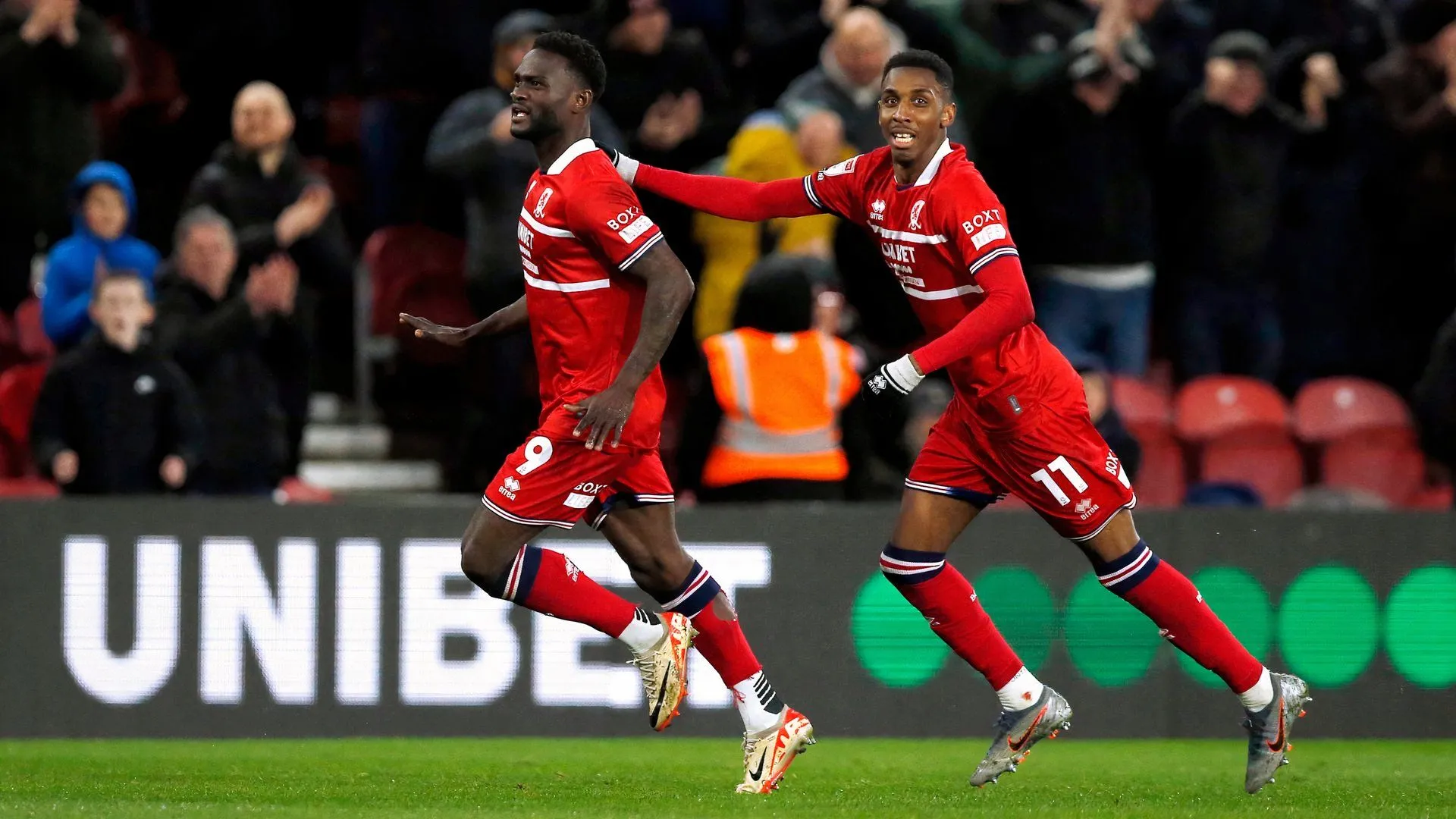 Emmanuel Latte Lath ghi bàn cho Middlesbrough trong trận đấu tại Championship