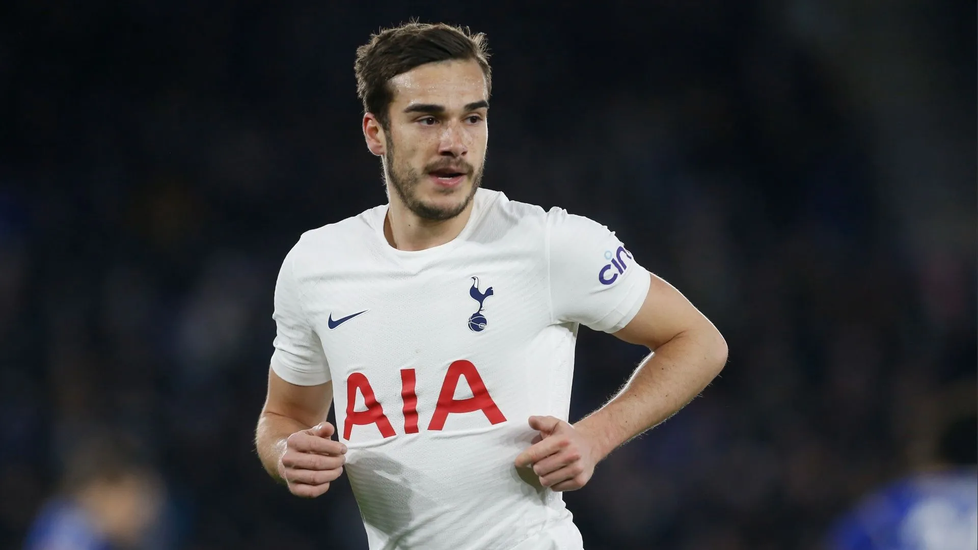 Harry Winks ăn mừng hoặc thi đấu ấn tượng, thể hiện đẳng cấp cầu thủ Ngoại hạng Anh/Championship.