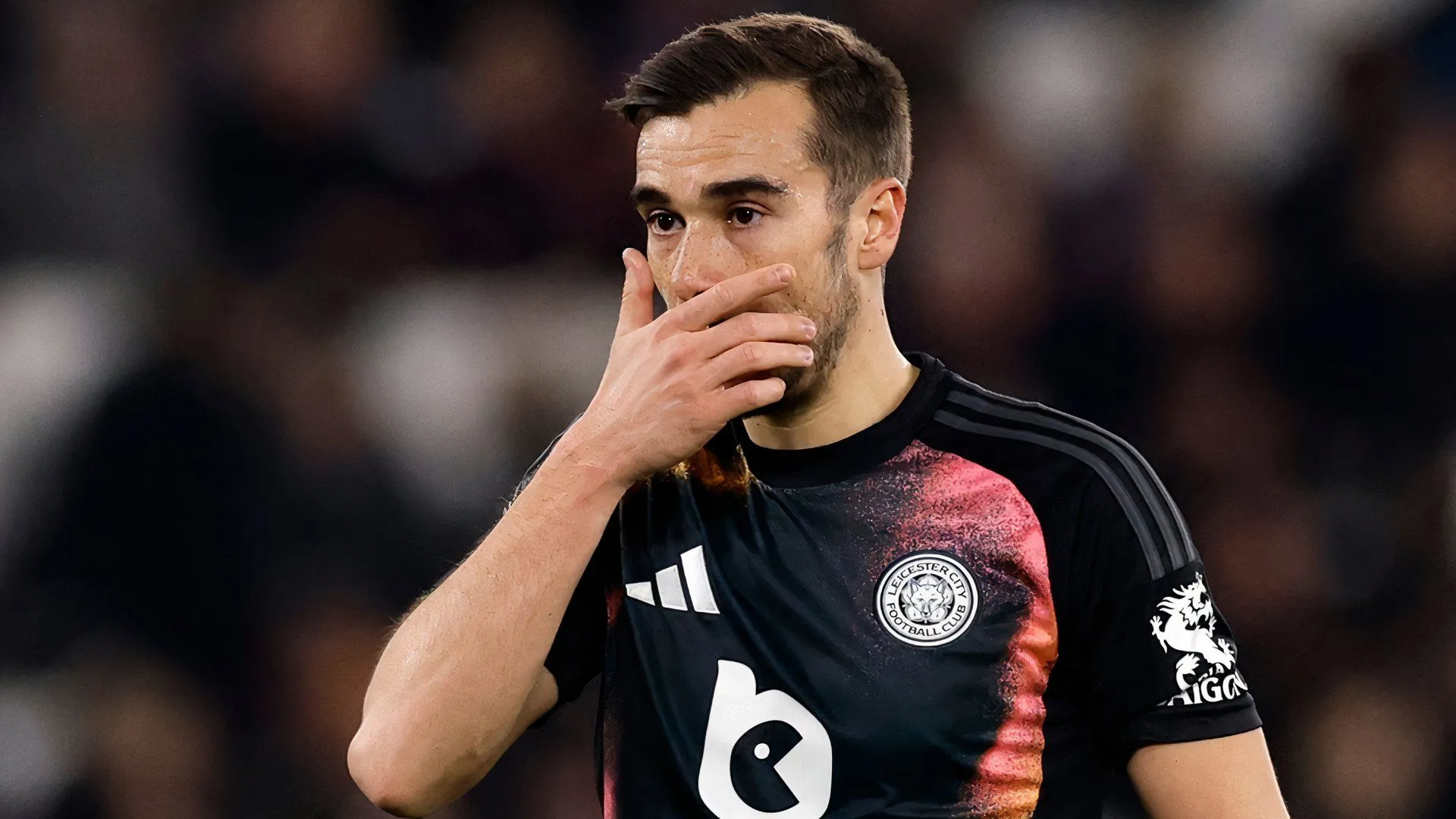 Harry Winks trong màu áo Leicester City thi đấu hoặc tập luyện.