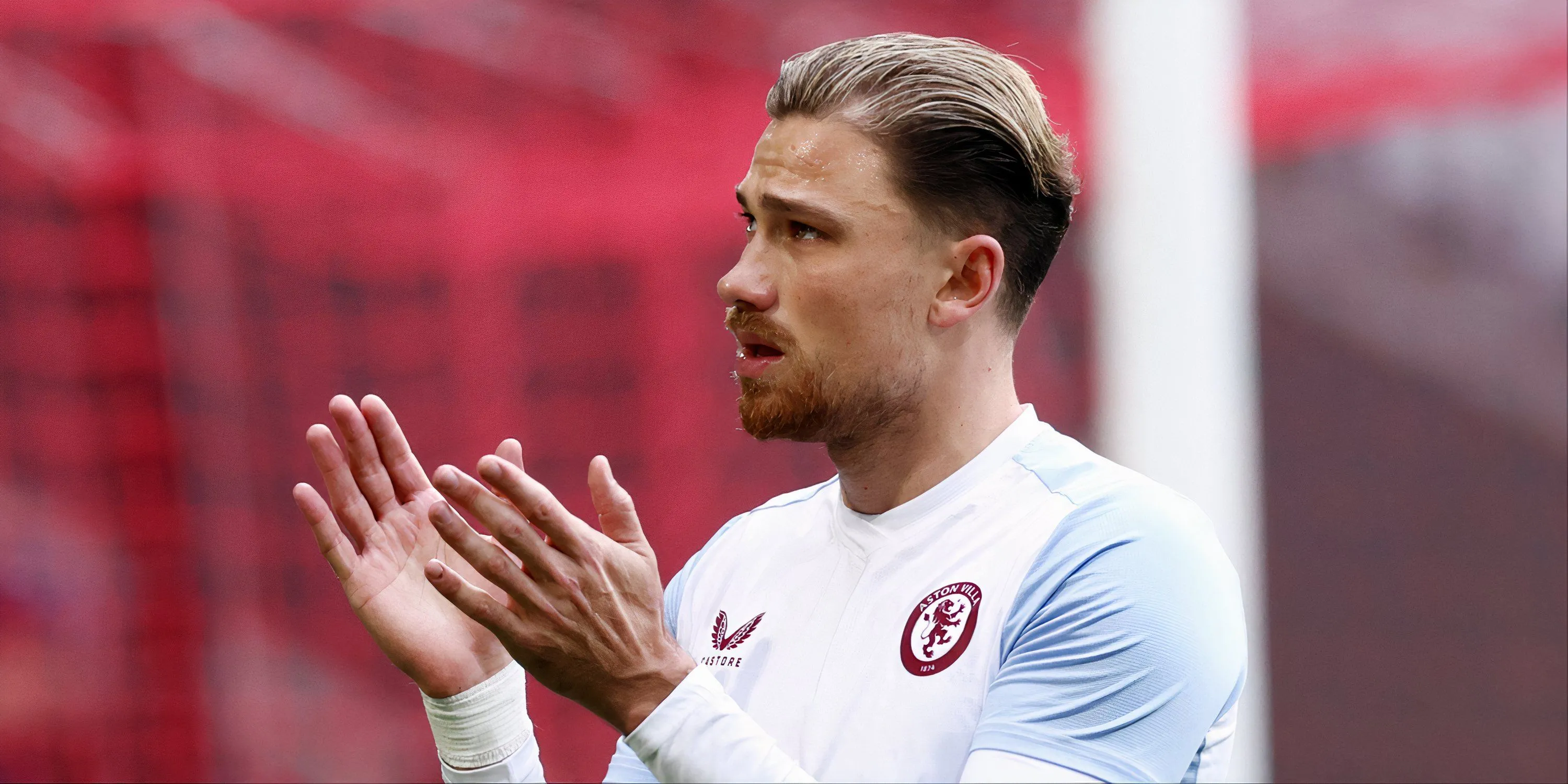 Hậu vệ cánh phải Matty Cash của Aston Villa trong một trận đấu tại Premier League