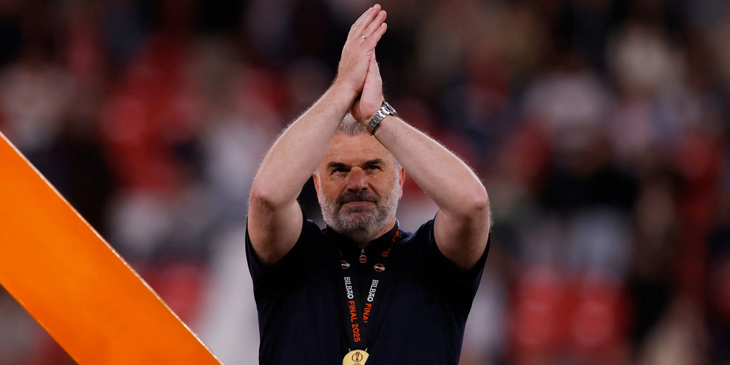 HLV Ange Postecoglou ăn mừng sau khi cùng Tottenham vô địch Europa League