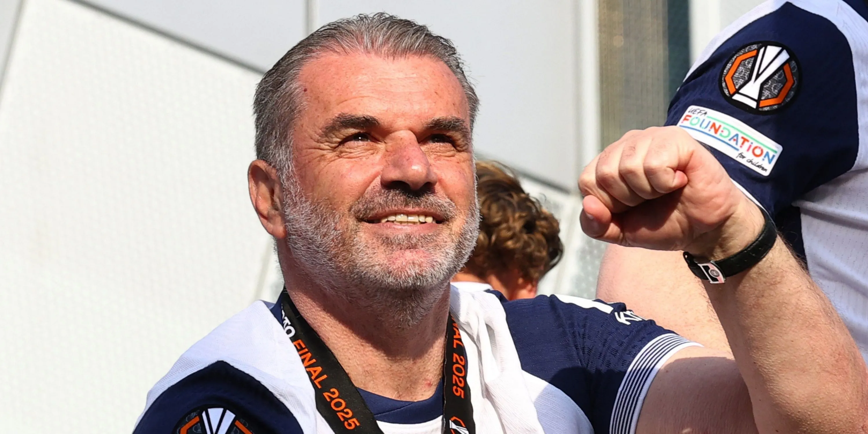 Huấn luyện viên Ange Postecoglou chỉ đạo trận đấu cho Tottenham tại Ngoại hạng Anh