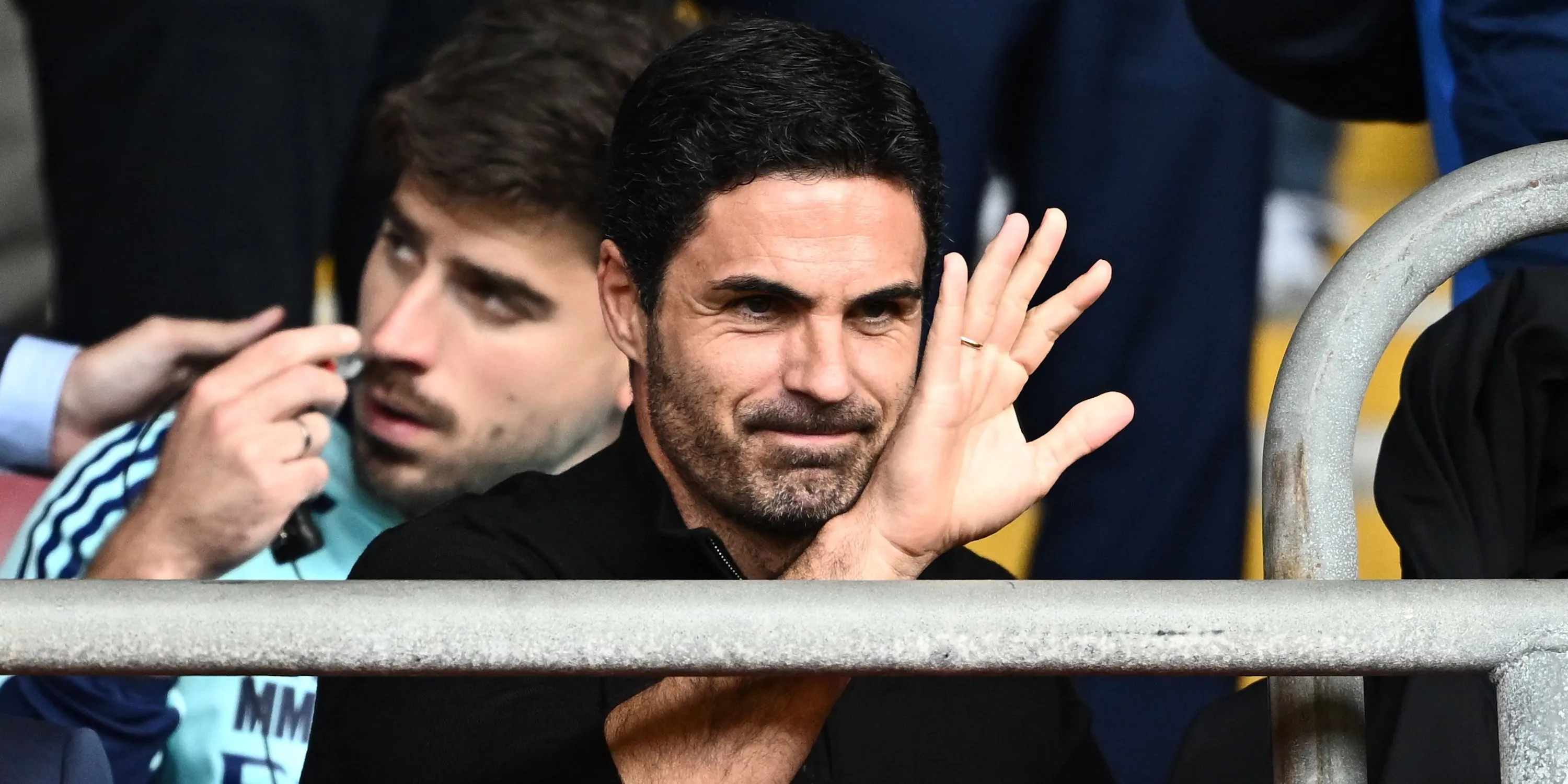 Huấn luyện viên Mikel Arteta của Arsenal theo dõi trận đấu từ khán đài