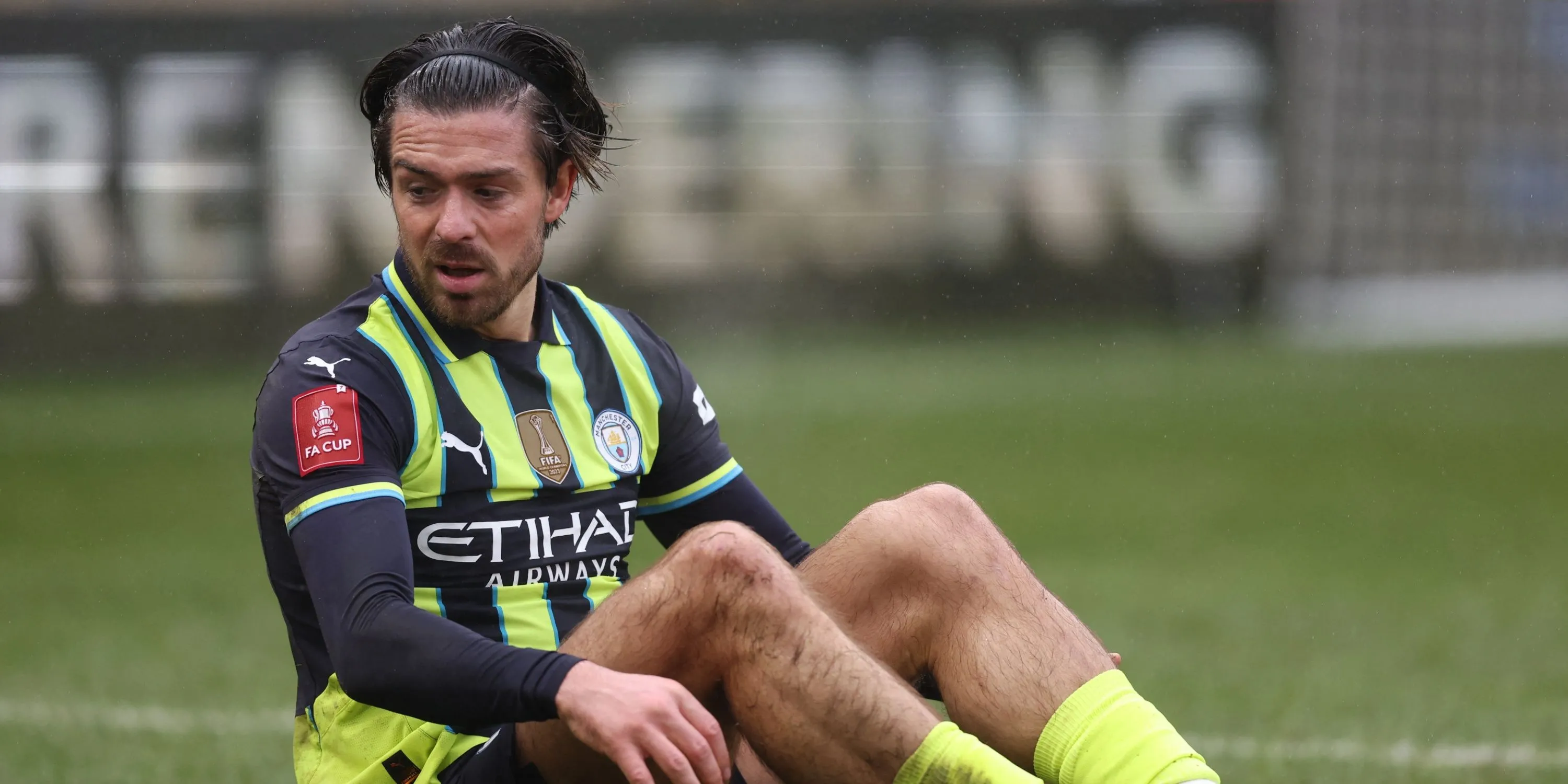 Jack Grealish suy tư trên sân