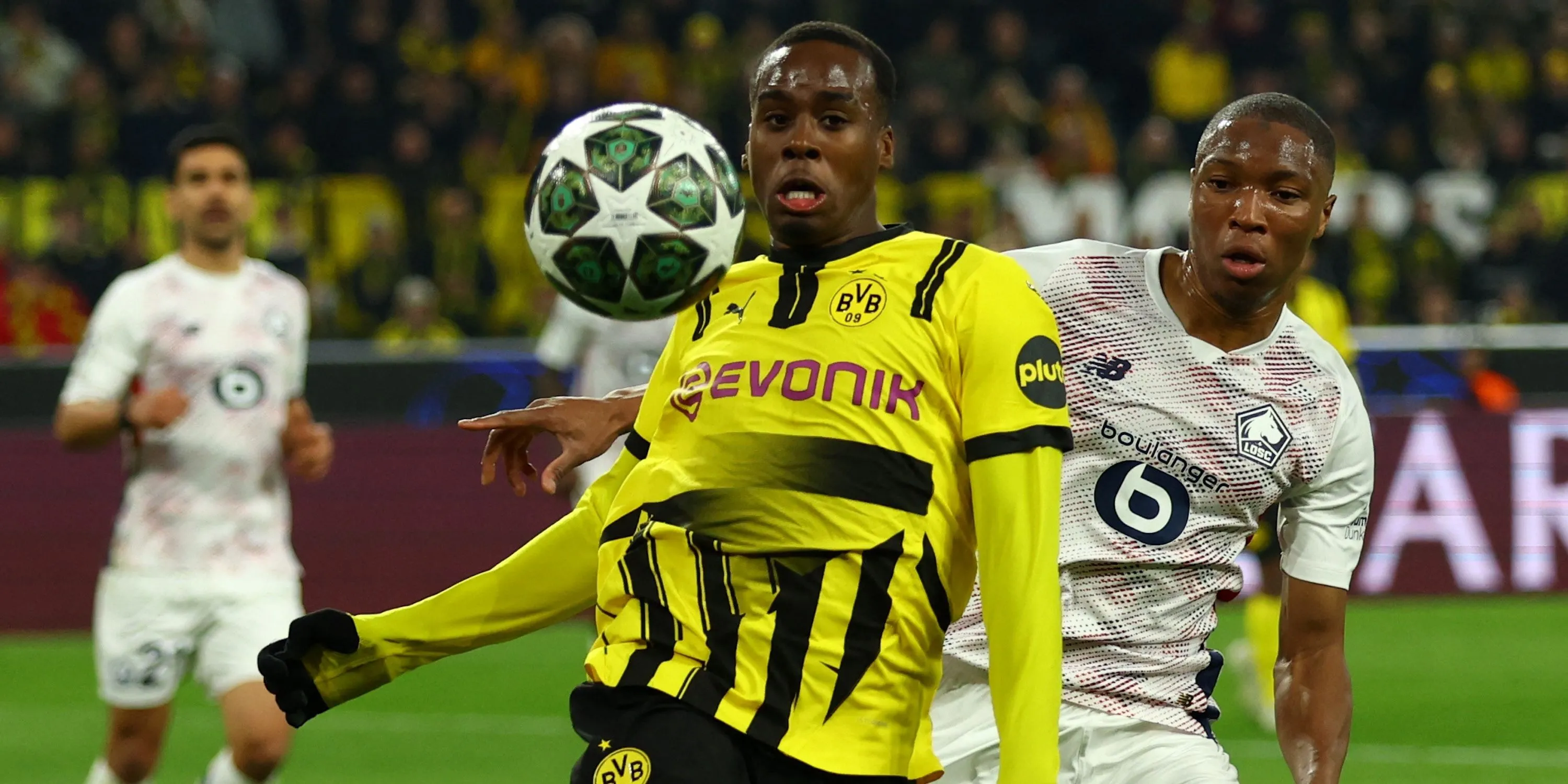 Jamie Gittens trong màu áo Borussia Dortmund, mục tiêu chuyển nhượng của Arsenal và Chelsea.