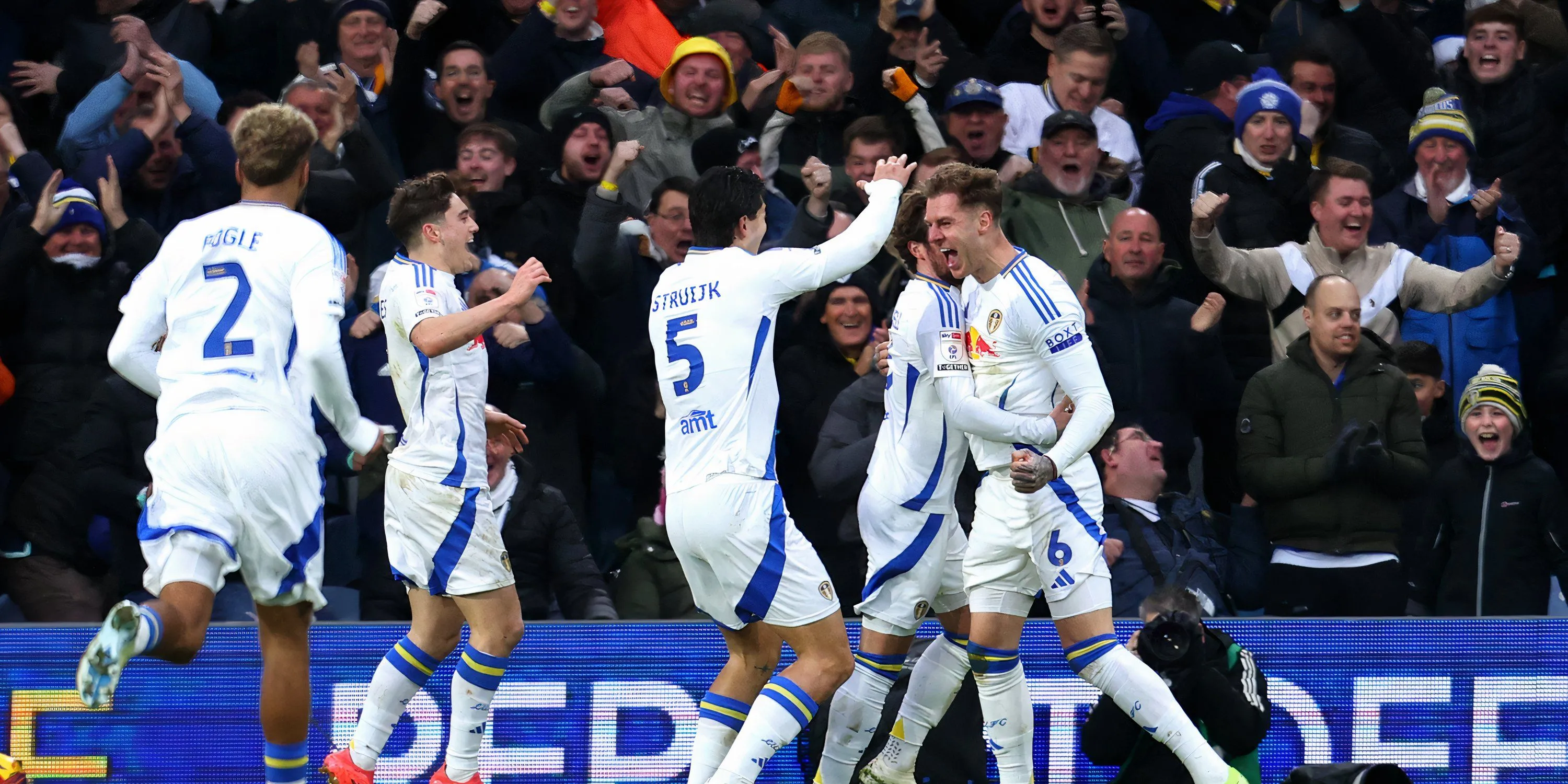 Joe Rodon, một trong những trung vệ chủ chốt của Leeds United vừa thăng hạng Premier League