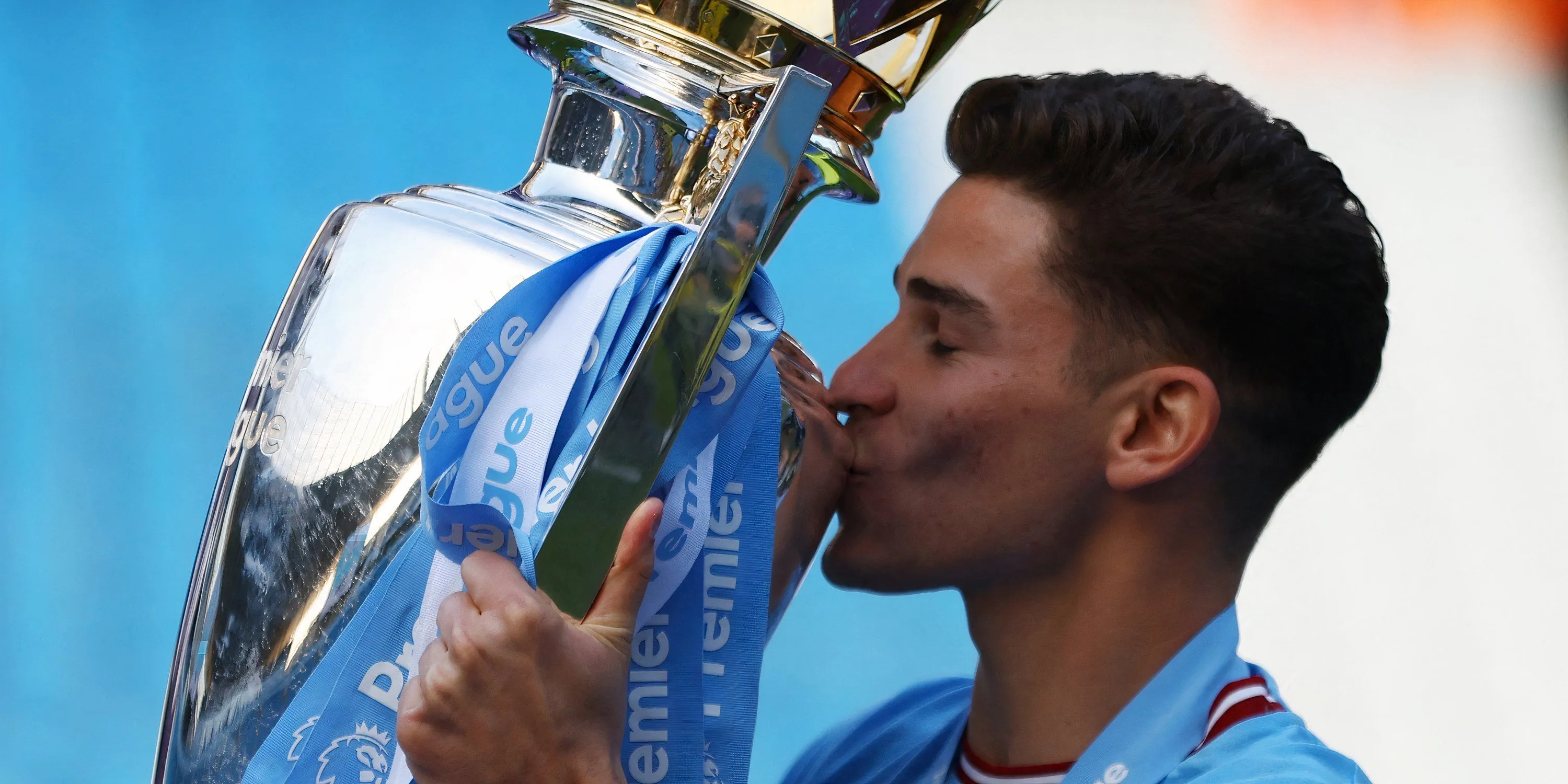 Julian Alvarez ăn mừng chức vô địch Premier League cùng Manchester City