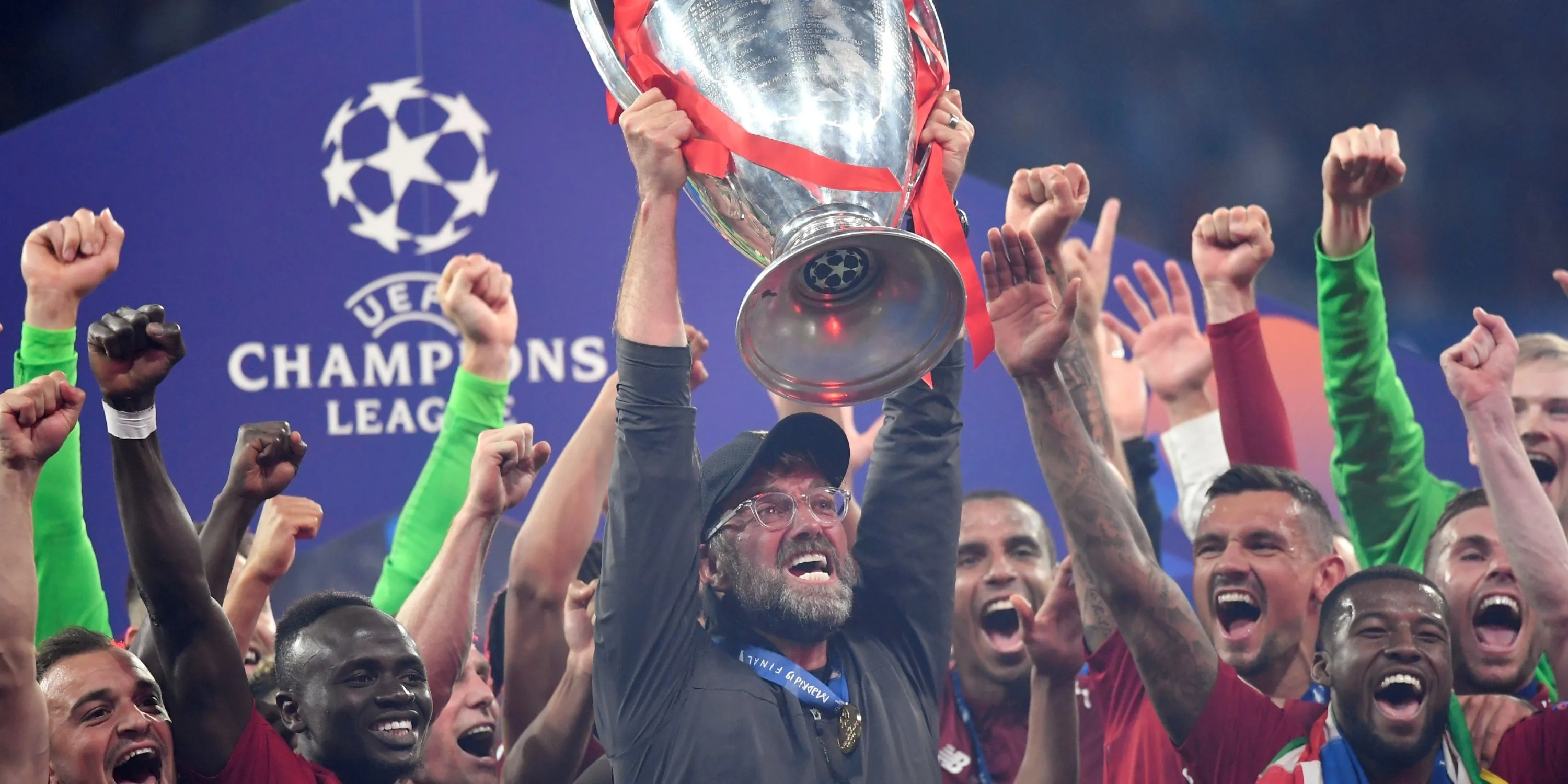 Jurgen Klopp nâng cao chiếc cúp Champions League cùng Liverpool