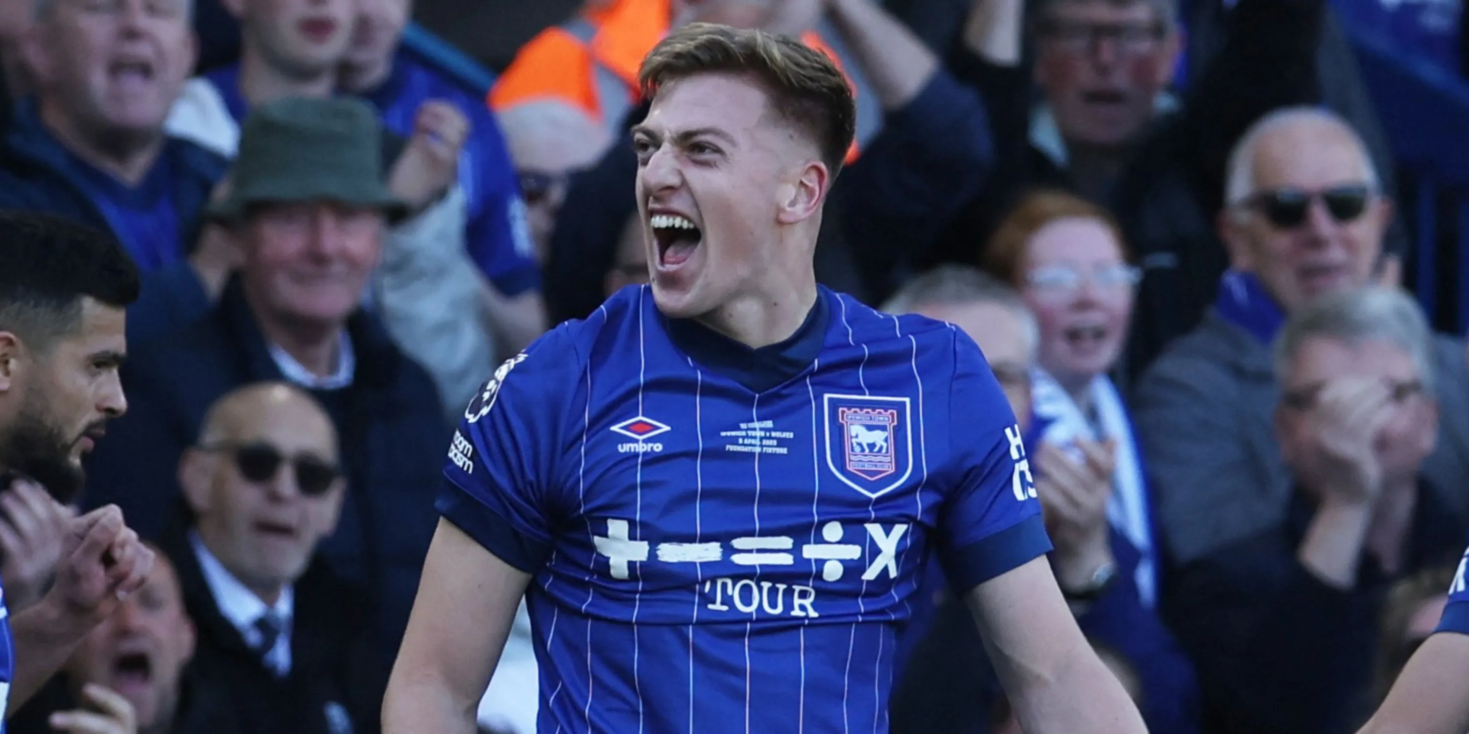 Liam Delap trong màu áo Ipswich Town mùa giải trước, tiền đạo trẻ đang được Chelsea cân nhắc cho vị trí chủ lực.