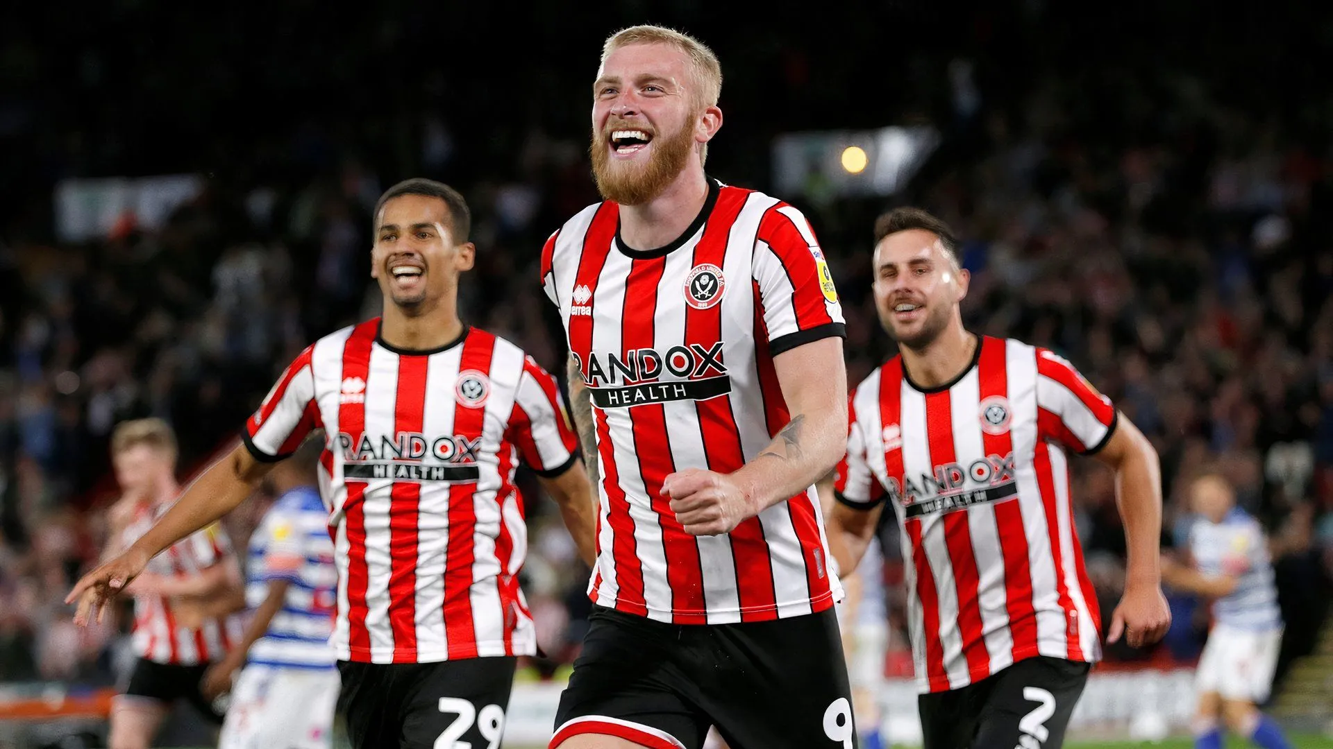 Oli McBurnie ăn mừng bàn thắng cho Sheffield United trong trận đấu với Reading