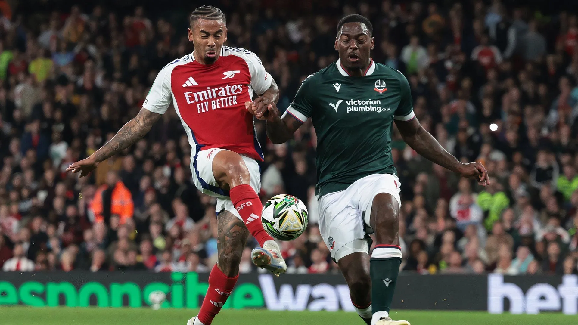 Ricardo Santos thi đấu cho Bolton Wanderers đấu với Arsenal