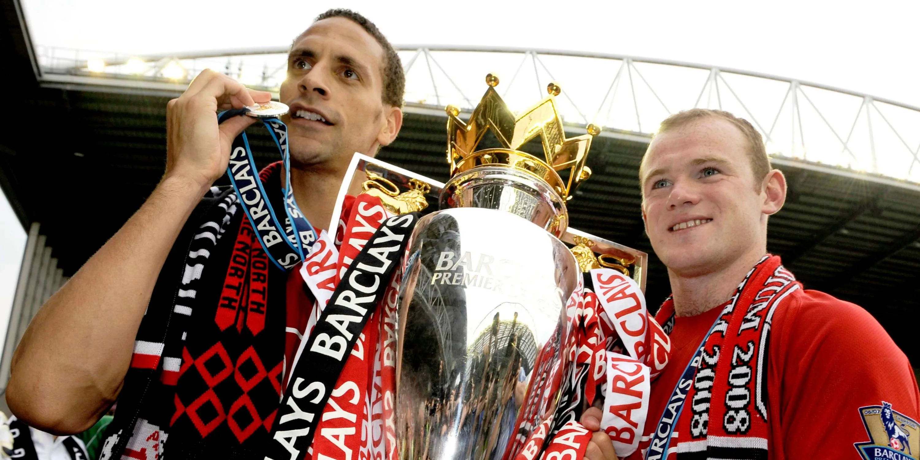 Rio Ferdinand cùng Wayne Rooney ăn mừng danh hiệu Premier League với Manchester United sau khi rời Leeds