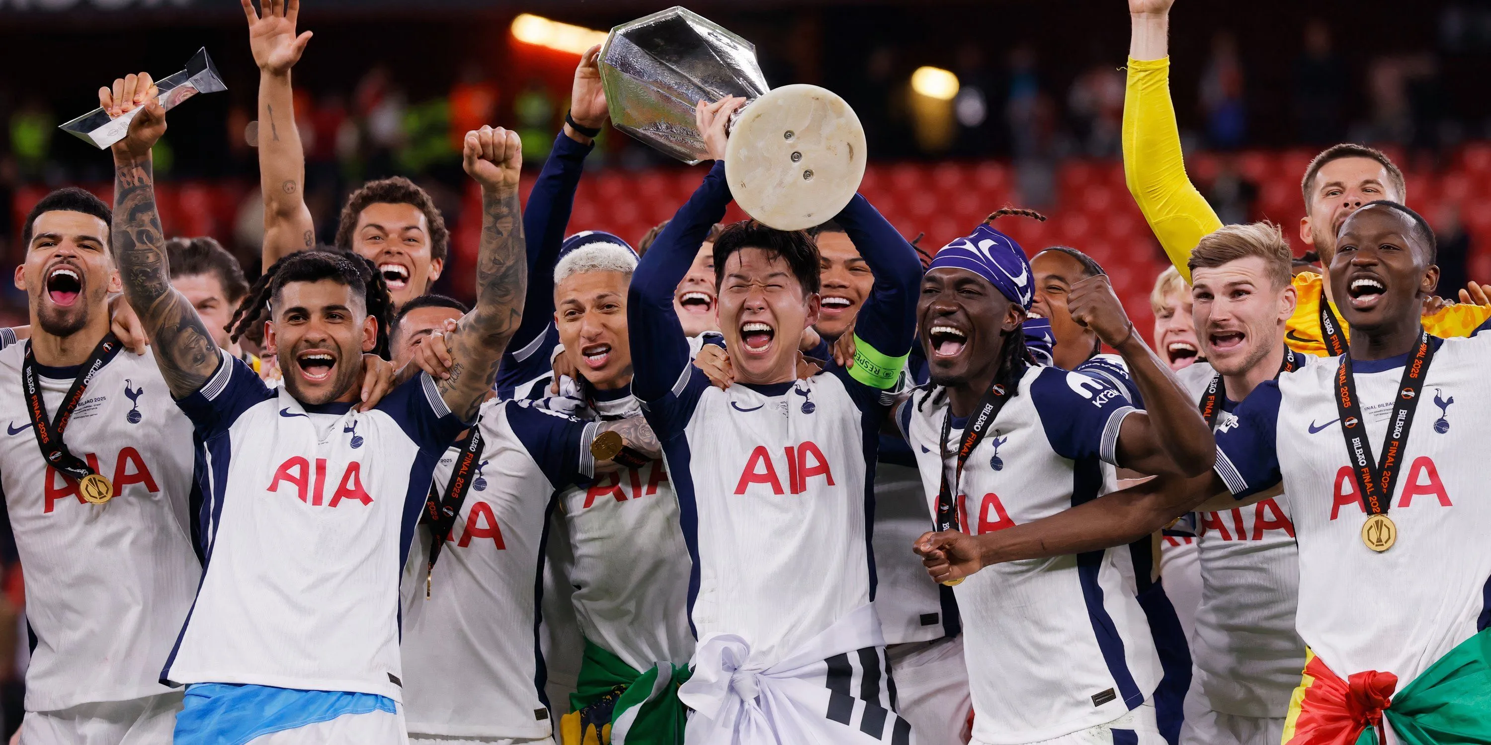 Son Heung-min, Cristian Romero và Yves Bissouma ăn mừng danh hiệu Europa League cùng Tottenham